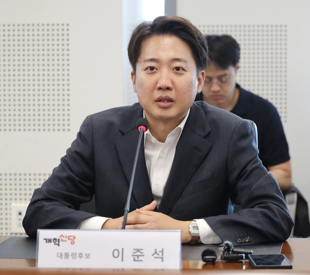 개혁신당 이준석 대선 후보가 21일 경기 성남의료원에서 한호성 원장과 간담회를 하고 있다. / 연합뉴스
