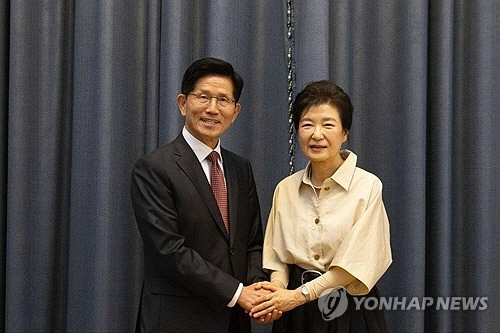 김문수 국민의힘 대선 후보가 24일 대구 달성군 박근혜 전 대통령 사저에서 박 전 대통령을 만나고 있다. / 국민의힘 