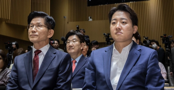 국민의힘 김문수 대선후보(왼쪽)와 개혁신당 이준석 대선후보가 19일 서울 중구 서울시청에서 열린 '약자와 동행하는 서울 토론회'에 참석해 나란히 앉아 있다. / 연합뉴스