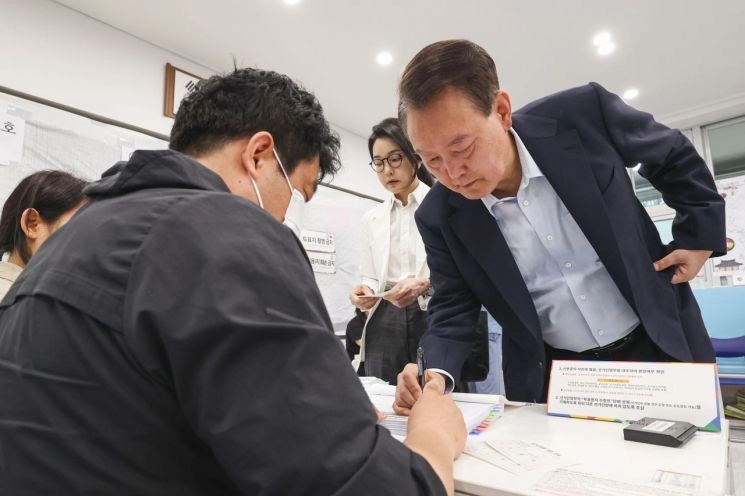 본인 확인하는 윤석열 전 대통령 / 연합뉴스