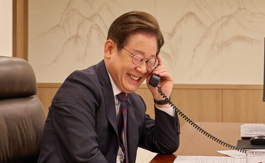 이재명 대통령이 10일 서울 용산구 대통령실 청사 집무실에서 시진핑 중국 국가주석과 전화 통화를 하고 있다. / 연합뉴스