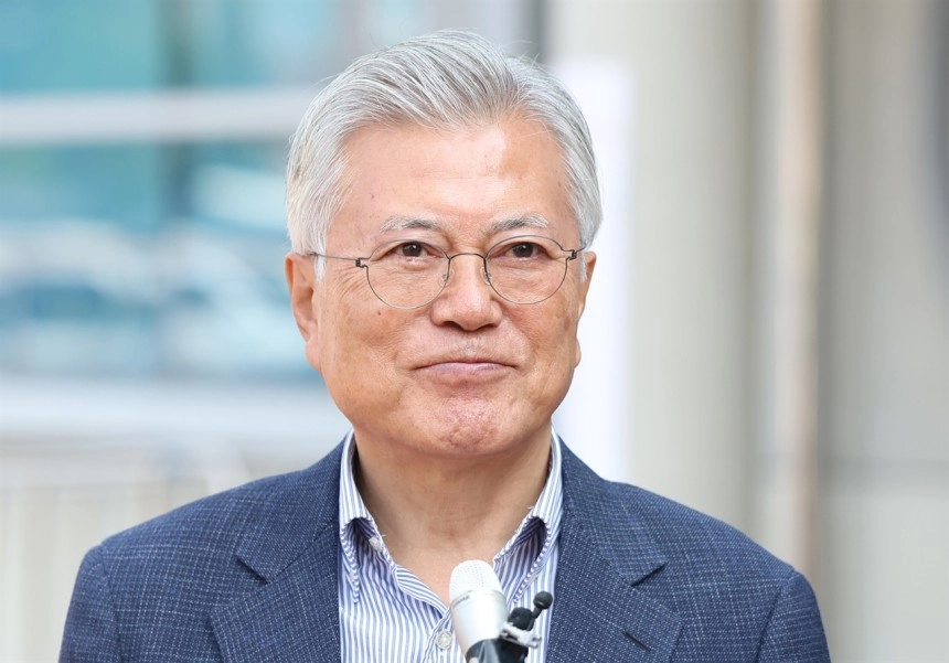 문재인 전 대통령이 21대 대선 사전투표 첫날인 29일 오전 경남 양산시 하북면 주민자치센터에 마련된 사전투표소에서 투표 후 취재진 질문을 경청하고 있다. /연합뉴스