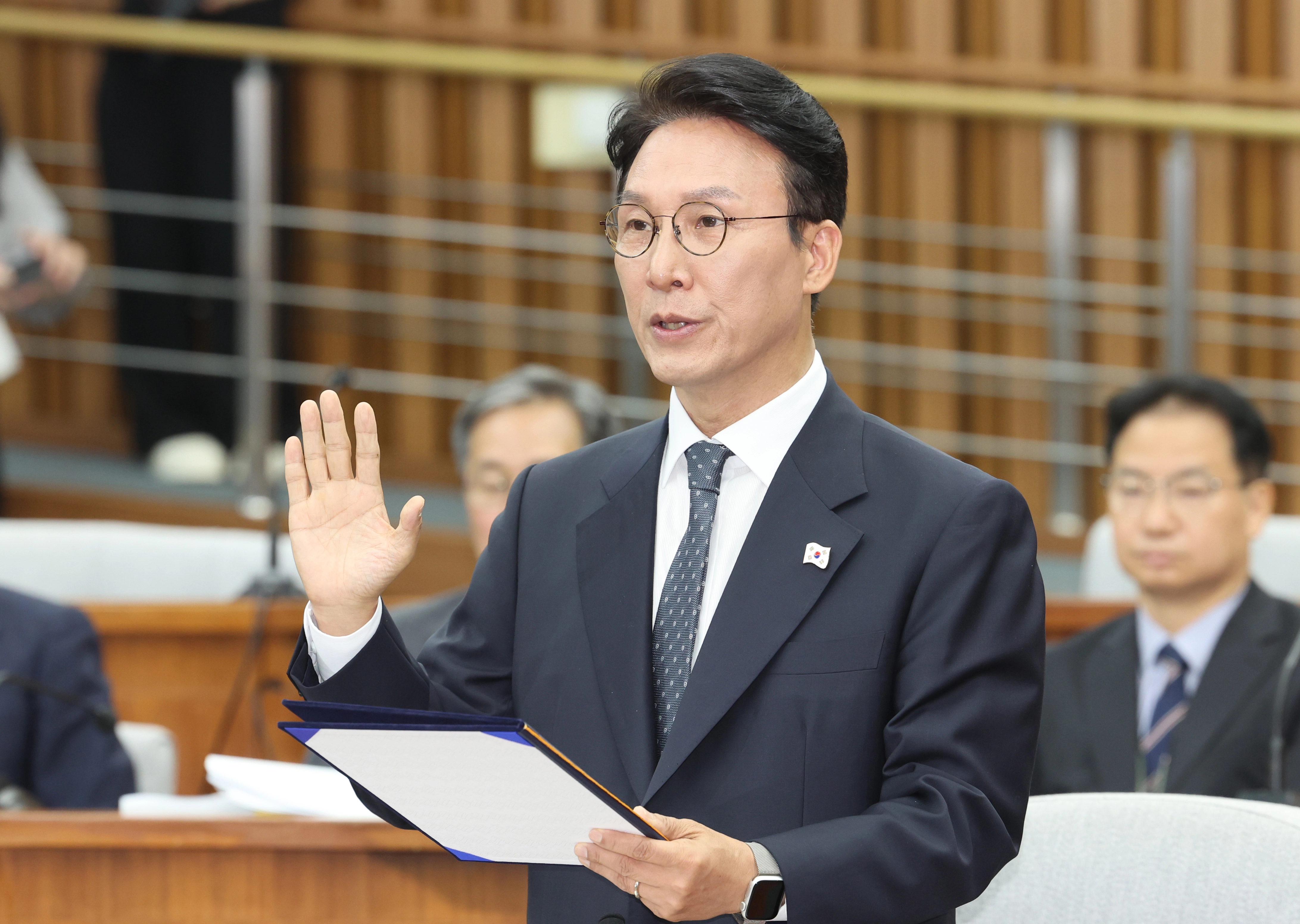 김민석 국무총리 후보자가 24일 서울 국회에서 열린 인사청문회에서 선서하고 있다. / 연합뉴스