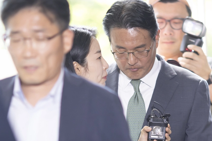 윤석열 정부 외교라인 핵심 인사인 김태효 전 국가안보실 1차장이 11일 피의자 신분으로 조사를 받기 위해 서울 서초구 순직해병 특검팀 사무실로 들어서고 있다. /연합뉴스