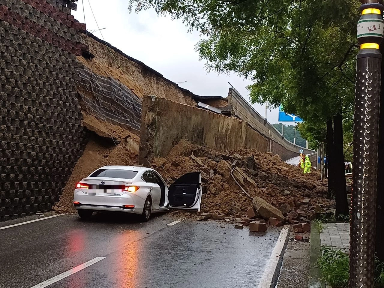  16일 집중 호우로 경기 오산 가장교차로 고가도로 옹벽이 붕괴돼 차량 2대가 깔리는 사고가 발생했다. 