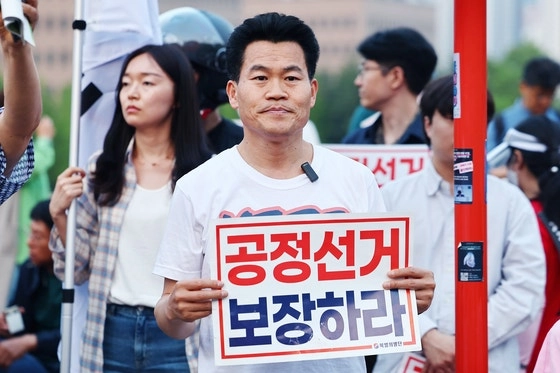한국사 강사 전한길씨가 지난 5월 30일 경기도 과천시 중앙선거관리위원회 앞에서 열린 사전투표 폐지 및 공정선거 보장 촉구 집회에 참석하고 있다. (사진=연합뉴스)