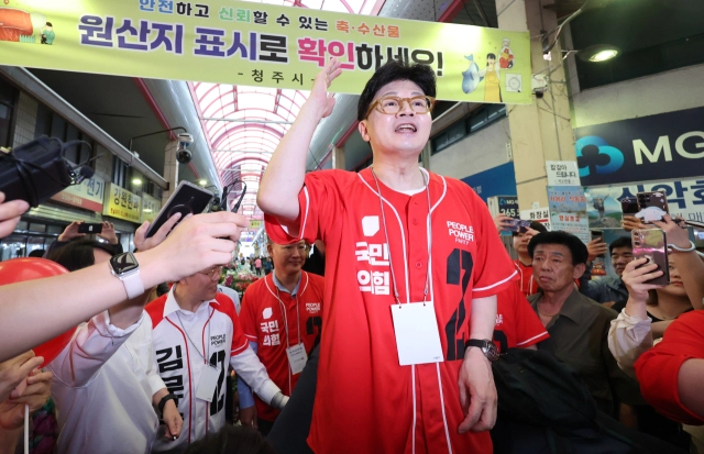 한동훈 전 국민의힘 대표가 지난 5월 22일 청주 육거리시장을 찾아 김문수 대선 후보의 지원 유세를 하고 있다. (사진=연합뉴스)