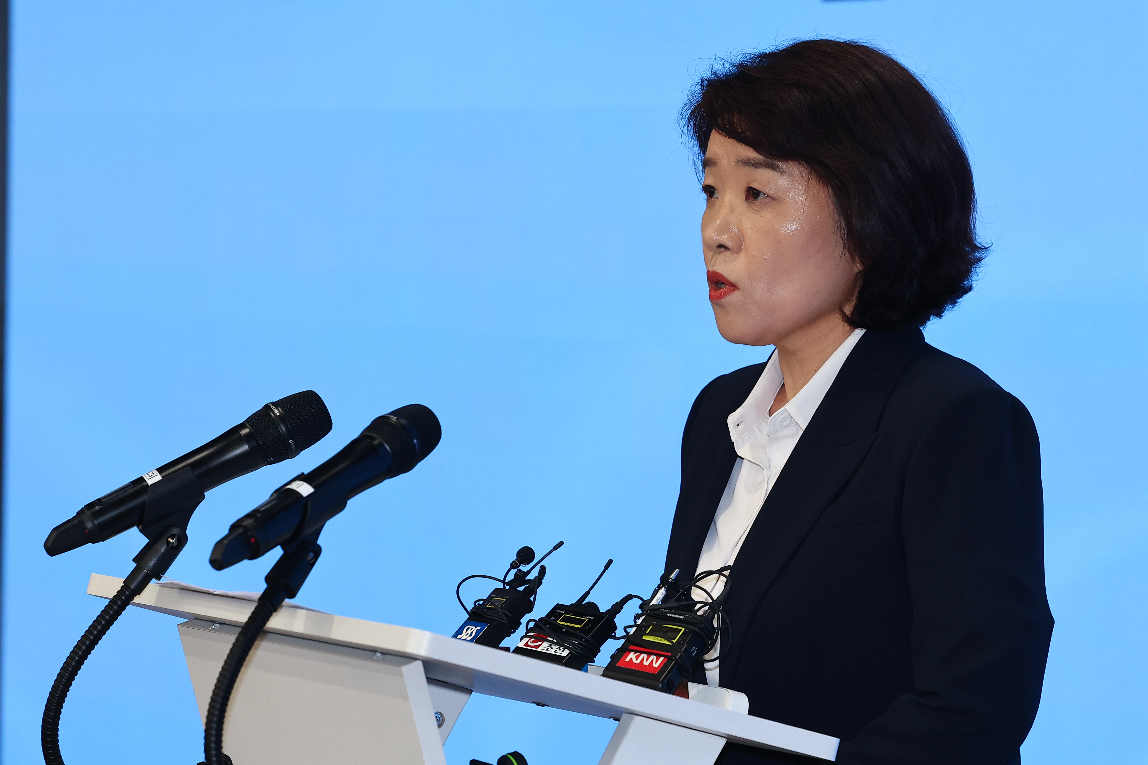 윤석열 전 대통령 부인 김건희 여사와 관련한 각종 의혹 사건을 수사하는 민중기 특별검사팀 오정희 특검보가 8일 서울 종로구 KT광화문빌딩에서 브리핑을 하고 있다.