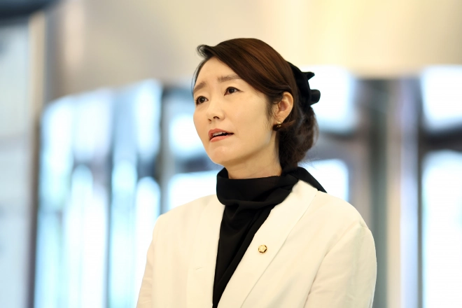 강선우 여성가족부 장관 후보자가 지난달 26일 인사청문회 준비 사무실이 마련된 서울 이마빌딩으로 들어서며 소감을 밝히고 있다. / 연합뉴스