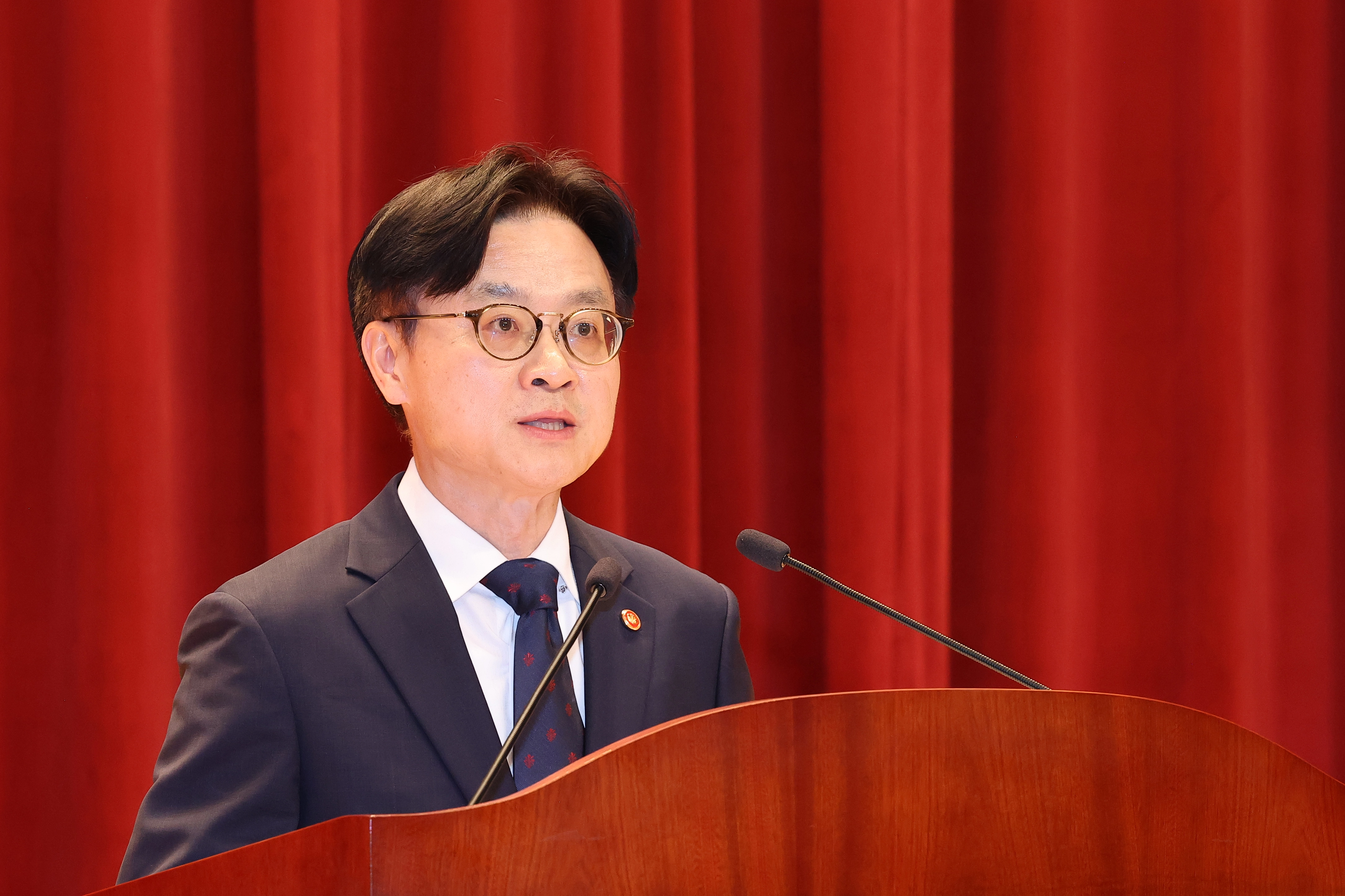 김정관 산업통상자원부 장관이 21일 정부세종청사 산업통상자원부 강당에서 열린 취임식에서 취임사를 하고 있다. 