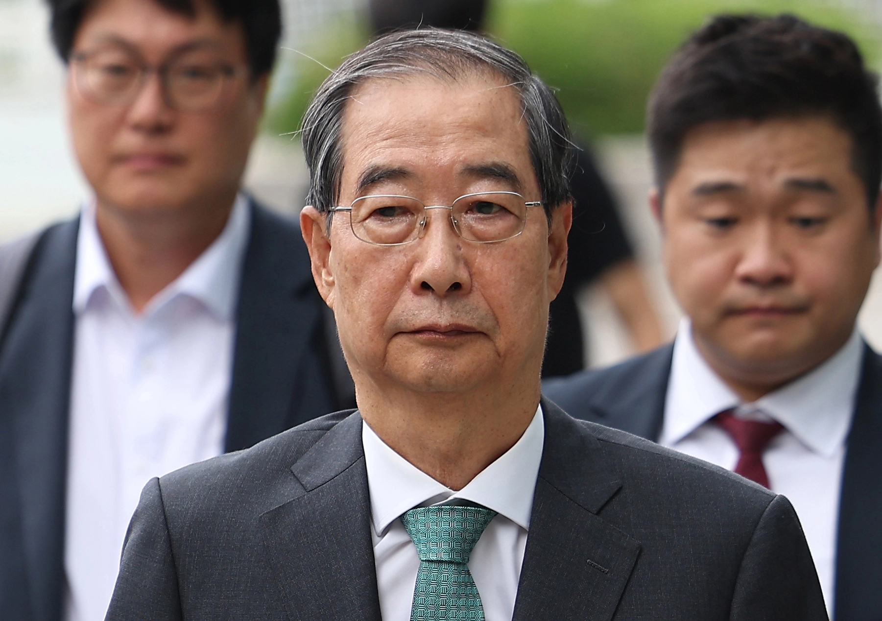 '12·3 비상계엄' 관련 내란·외환 사건을 수사하는 조은석 특별검사팀이 24일 한덕수 전 국무총리에 대한 강제수사에 착수했다.  특검팀은 이날 오전 서울 종로구에 있는 한 전 총리 자택에 검사와 수사관을 보내 압수수색을 진행 중이다.  한 전 총리는 윤석열 전 대통령의 불법 비상계엄 선포에 가담·방조했다는 의혹을 받는다.  윤 전 대통령이 최초 계엄선포문의 법률적 결함을 보완하기 위해 사후 계엄 선포문을 다시 만든 뒤 폐기했다는 혐의 공범으로도 지목된 상태다.