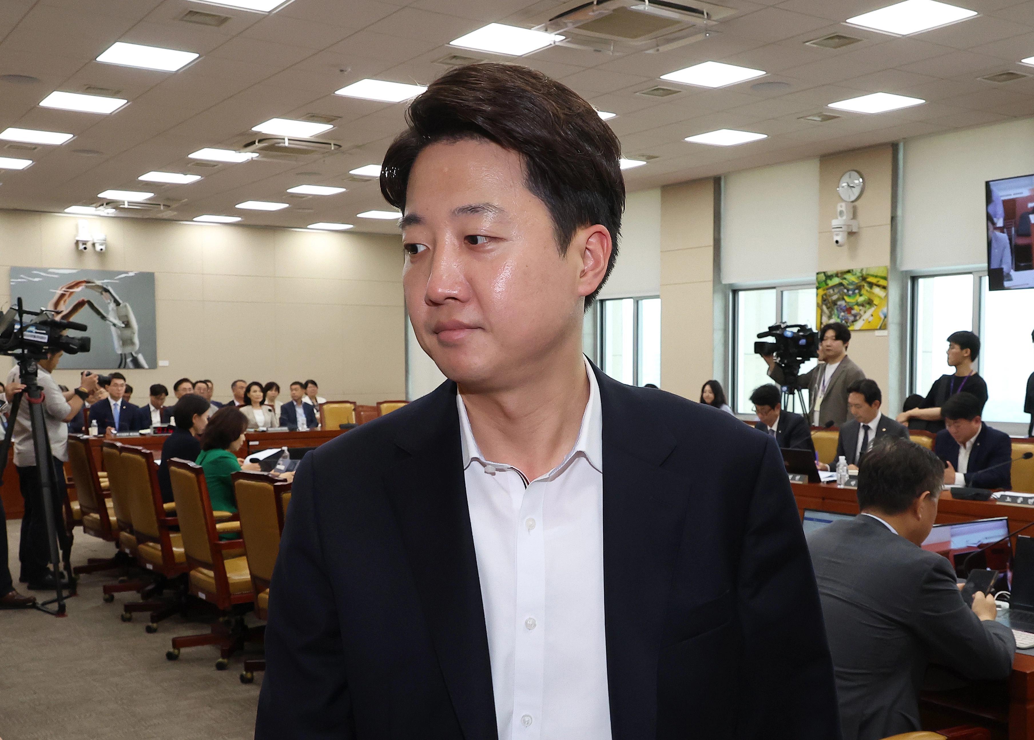 개혁신당 이준석 의원이 7일 서울 여의도 국회에서 열린 과학기술정보방송통신위원회 전체회의에서 잠시 회의장을 나가고 있다. 2025.7.7