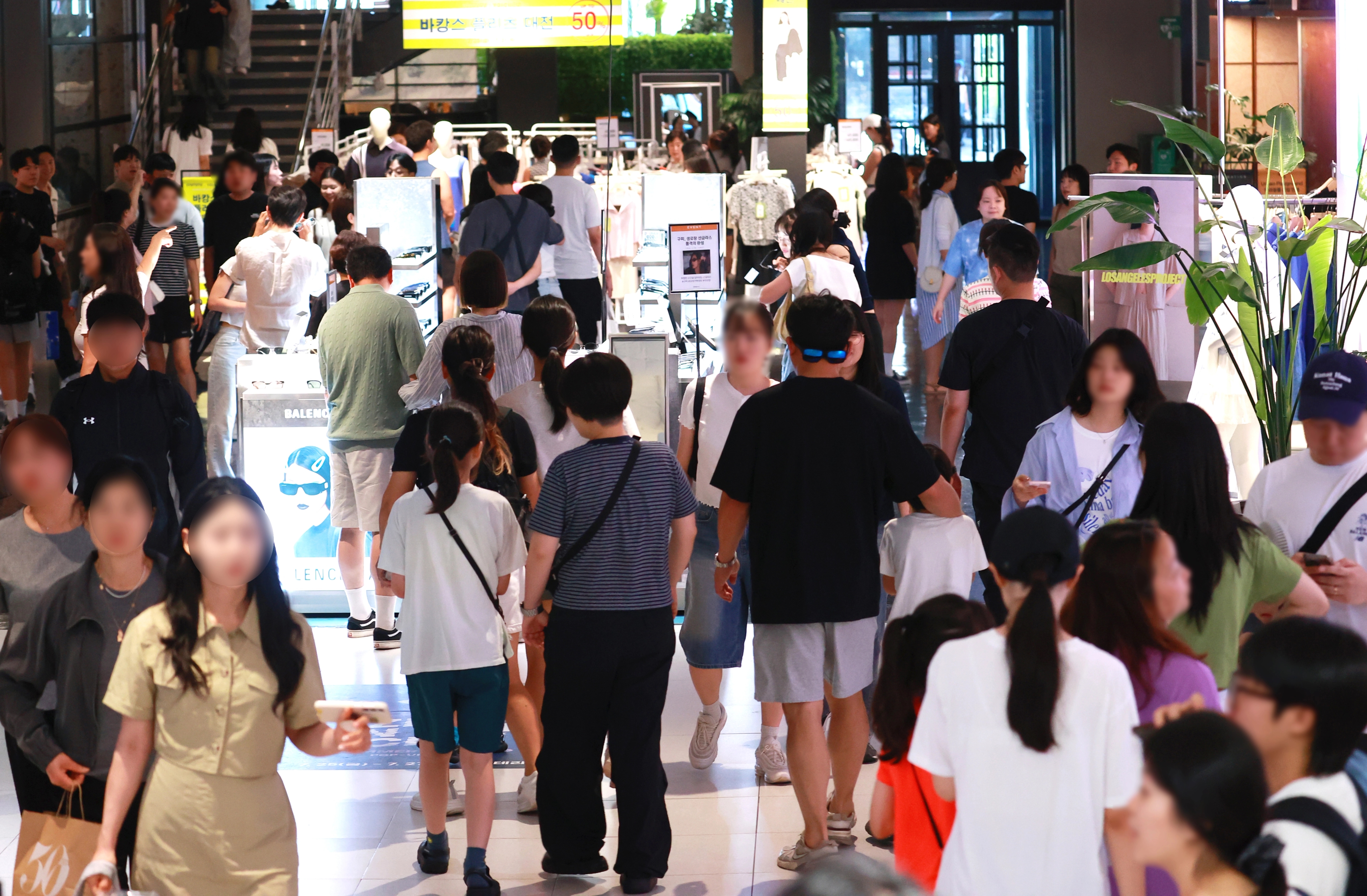  폭염이 이어지고 있는 27일 서울 용산구 복합쇼핑몰이 시민들로 붐비고 있다. 2025.7.27 j