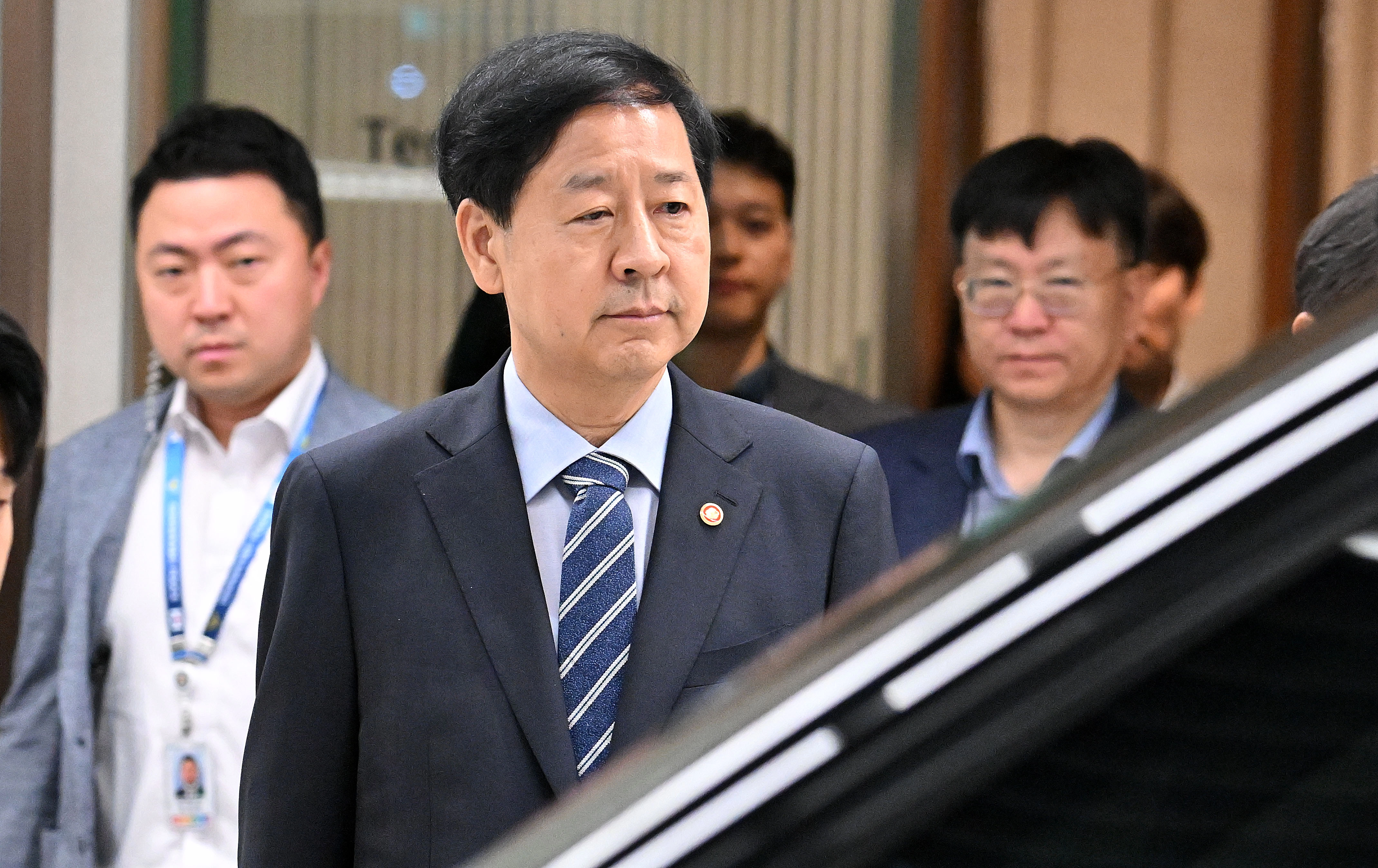 한미 간 '2+2 통상협상'을 위해 미국으로 출국하려던 구윤철 부총리 겸 기재부 장관이 24일 인천국제공항 제2여객터미널에서 굳은 표정으로 나오고 있다. 2025.7.24