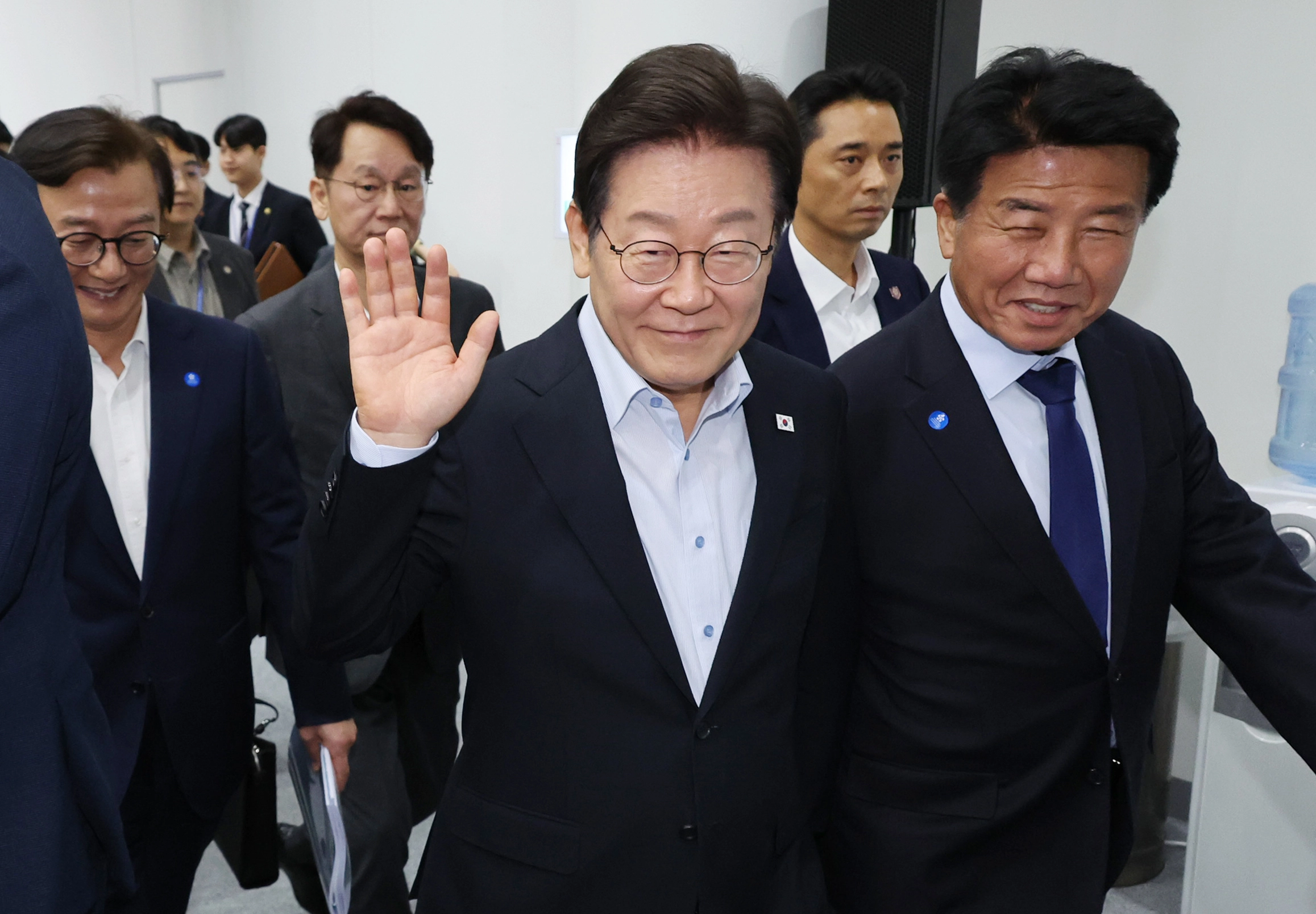 이재명 대통령이 25일 부산 부경대에서 열린 타운홀미팅 '부산의 마음을 듣다' 간담회를 마친 뒤 행사장을 떠나며 시민들을 향해 인사하고 있다. 2025.7.25 