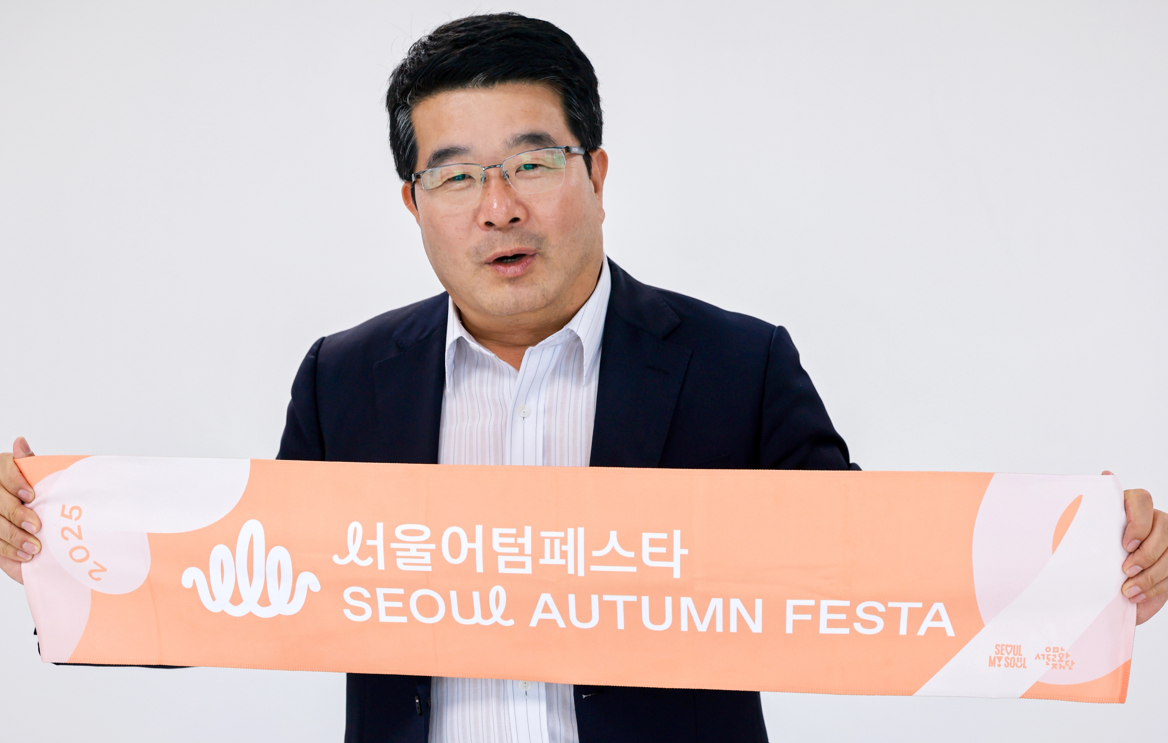 서울어텀페스타 굿즈 펼쳐보이는 송형종 대표이사