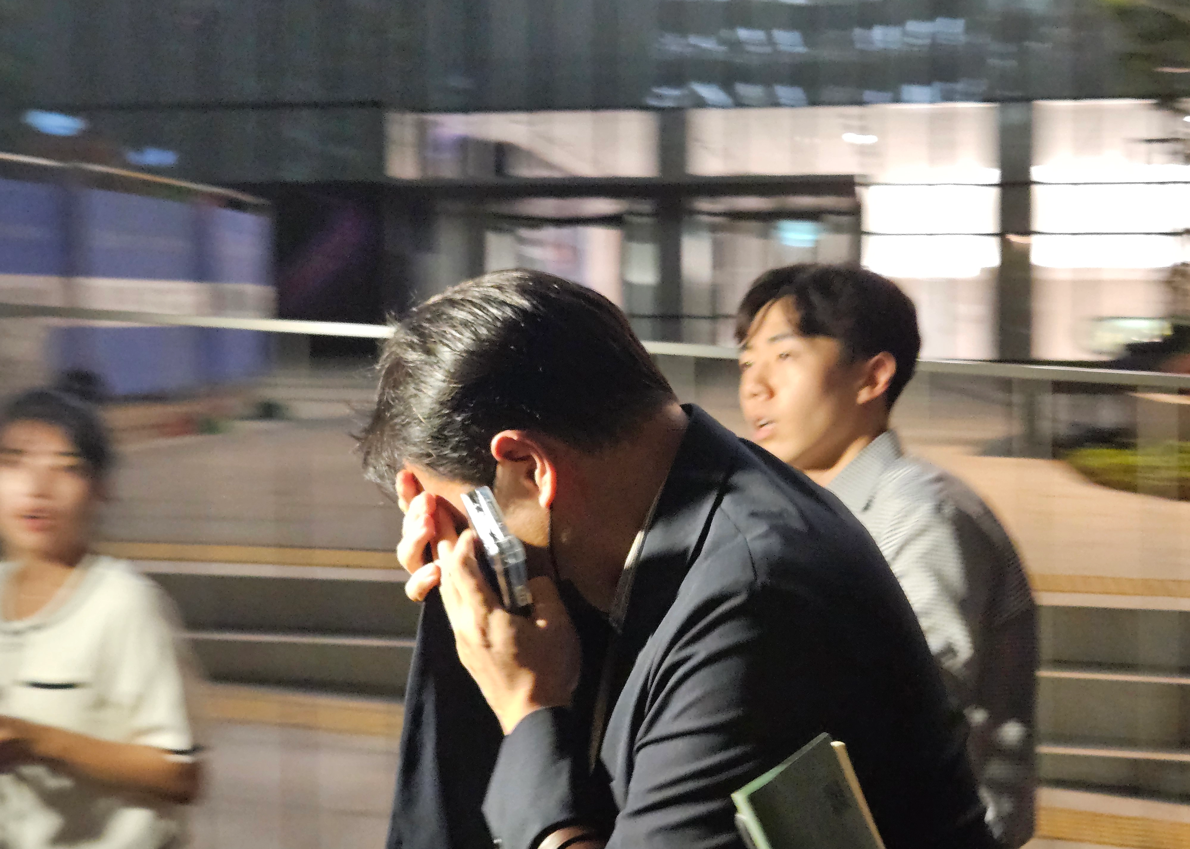  김건희 여사 오빠인 김진우 씨가 28일 김 여사 관련 의혹들을 수사하는 민중기 특별검사팀 사무실이 위치한 서울 종로구 KT광화문빌딩에서 조사를 마친 뒤 얼굴을 가린 채 특검 사무실을 나서고 있다.