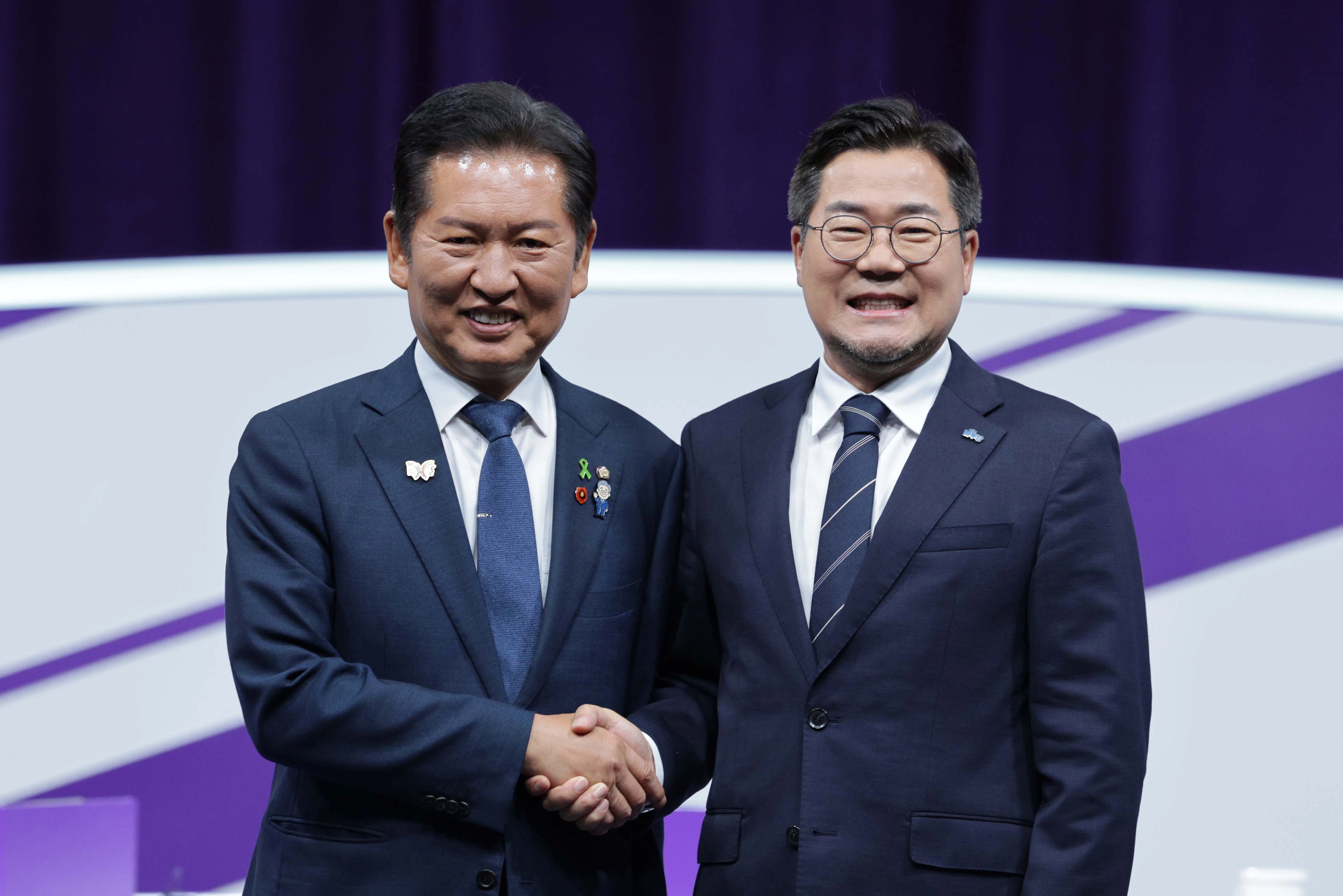  더불어민주당 정청래(왼쪽) · 박찬대 당대표 후보들이 29일 오후 서울 마포구 MBC에서 열린 TV토론회에 참석해 기념촬영을 하고 있다. 2025.7.29 [국회사진기자단]