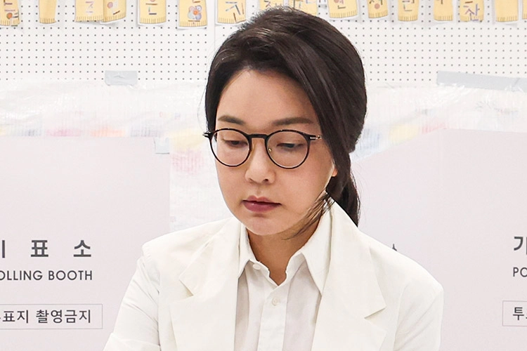 김건희 여사가 6일 각종 의혹 조사를 위해 민중기 특별검사팀의 첫 소환 조사를 받는다.
