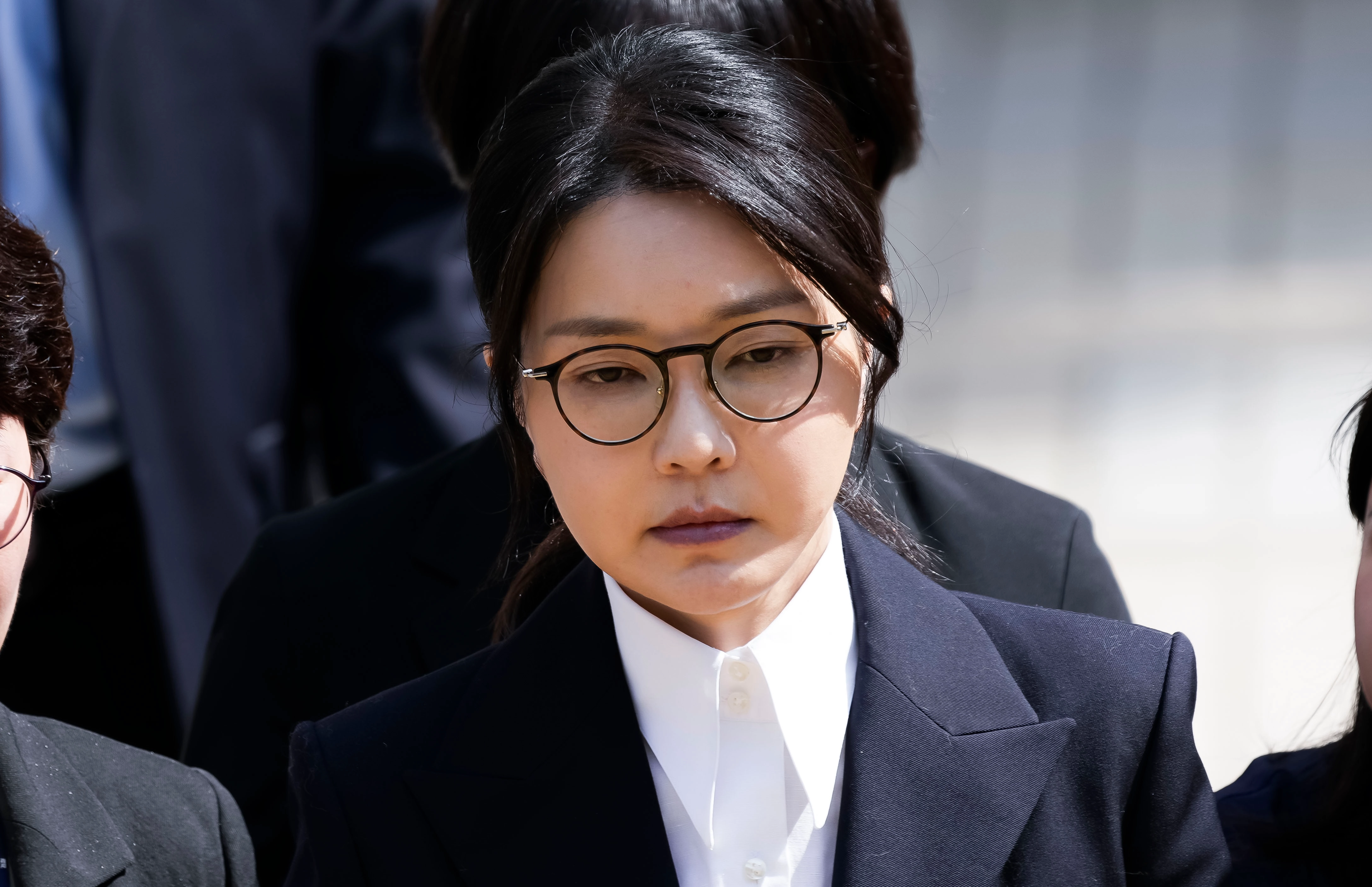 윤석열 전 대통령의 부인 김건희 여사가 12일 구속 전 피의자 심문(영장실질심사)을 마친 뒤 서울 서초구 서울중앙지법을 나서고 있다. 2025.8.12