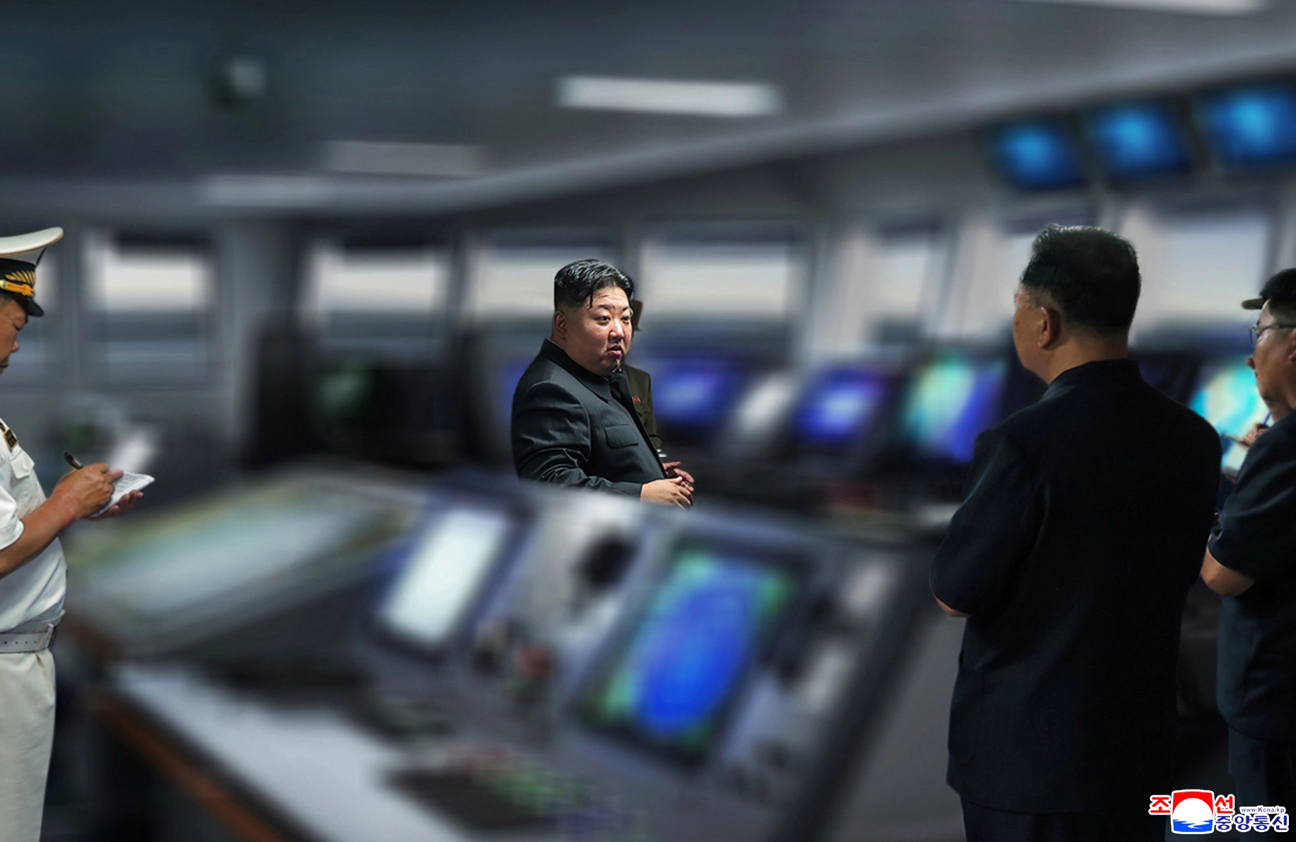 김정은 북한 국무위원장이 지난 18일 평안남도 남포조선소를 방문해 북한의 첫 번째 5천t급 신형 구축함 '최현호'의 무장체계 통합운영 시험 과정을 점검했다고 조선중앙통신이 19일 보도했다. 2025.8.19