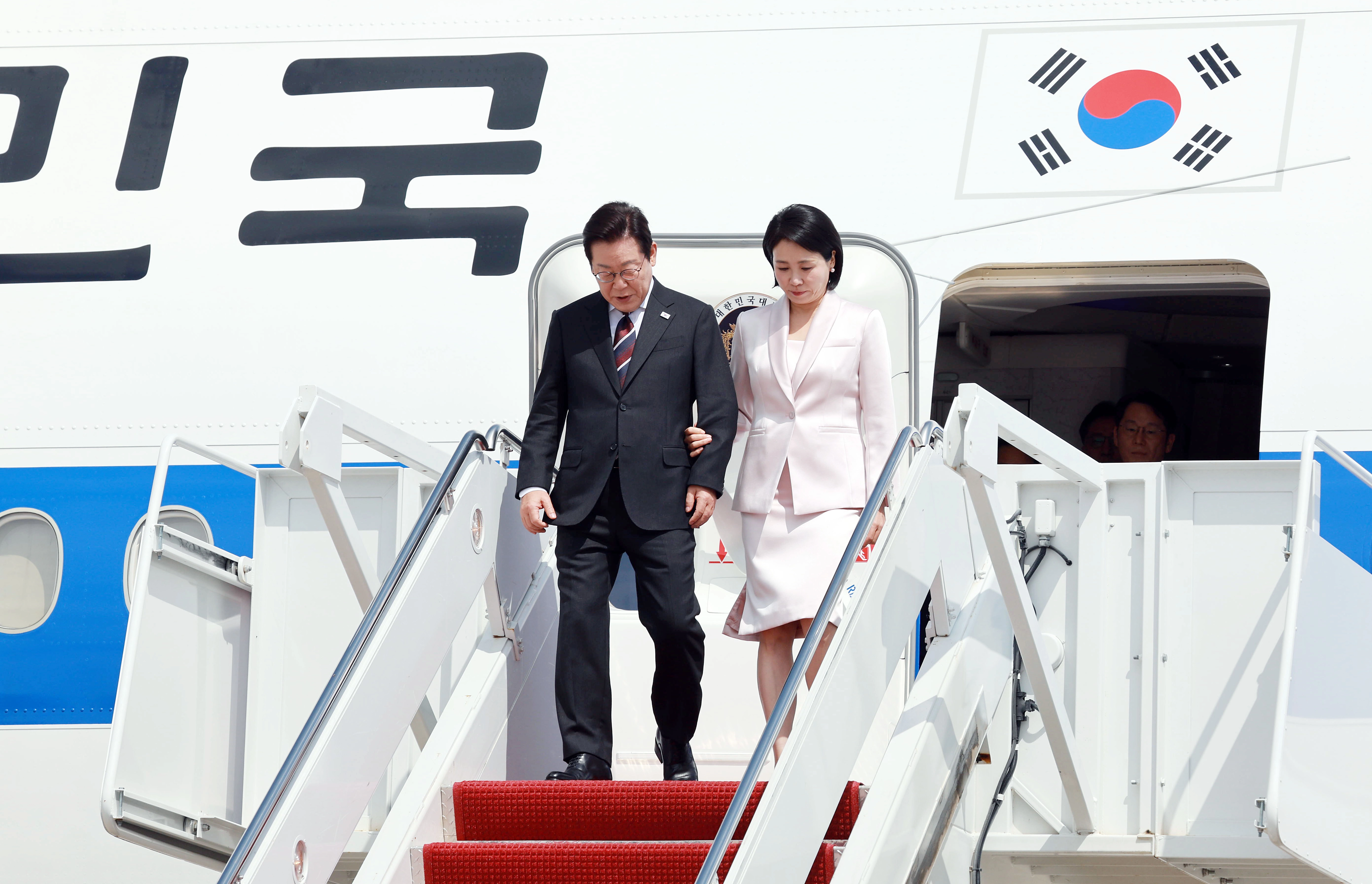 이재명 대통령과 김혜경 여사가 24일(현지시간) 미국 워싱턴DC 인근 앤드루스 합동기지에 도착해 공군 1호기에서 내리고 있다. 2025.8.25 