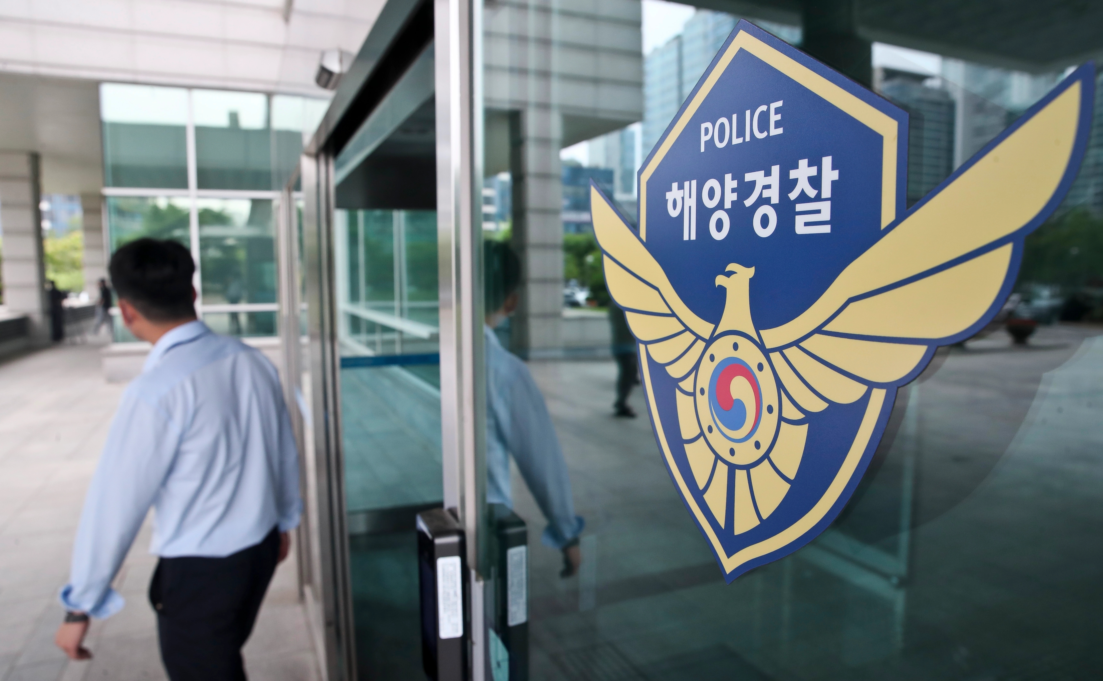 특검팀은 이날 오전 안성식 전 본청 기획조정관 관사와 자택, 해양경찰청 사무실 등 3곳에 대해 압수수색을 진행 중이라고 밝혔다.