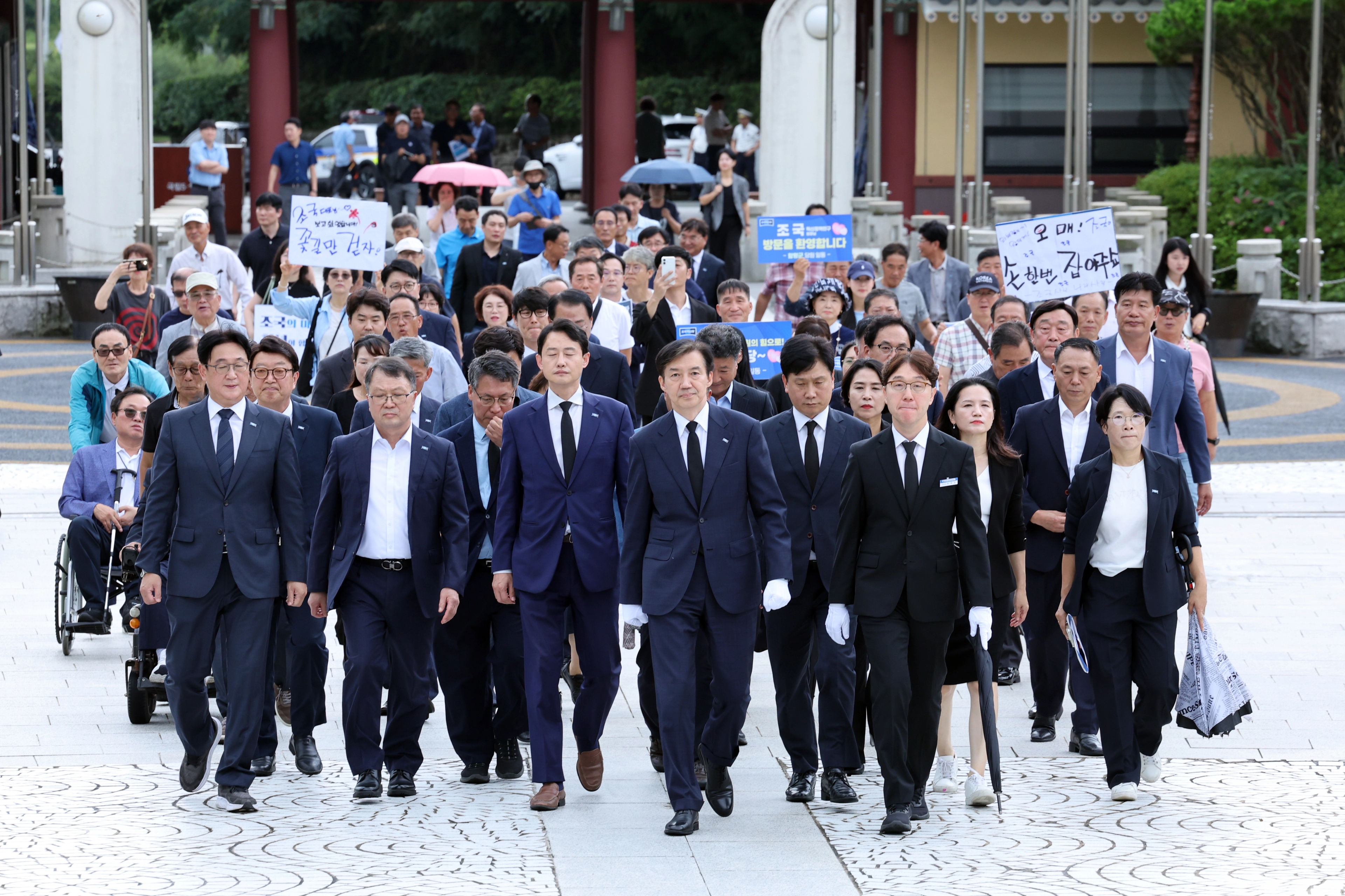  조국혁신당 조국 혁신정책연구원장이 26일 광주 북구 국립5·18민주묘지를 찾아 당원들과 참배하기 위해 이동하고 있다. 2025.8.26 