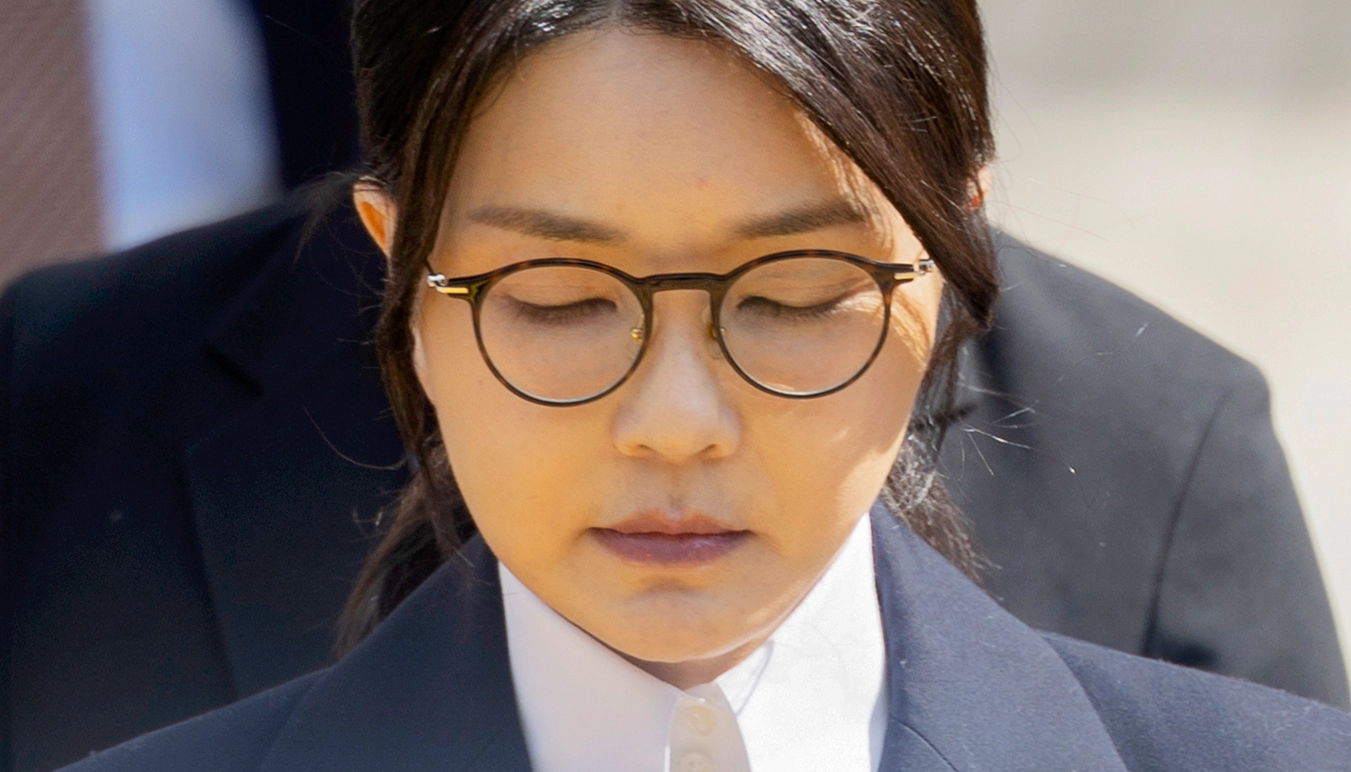 윤석열 전 대통령 부인 김건희 여사가 12일 구속 전 피의자 심문(영장실질심사)을 마친 뒤 서울 서초구 서울중앙지법 청사를 나서고 있다. 2025.8.12