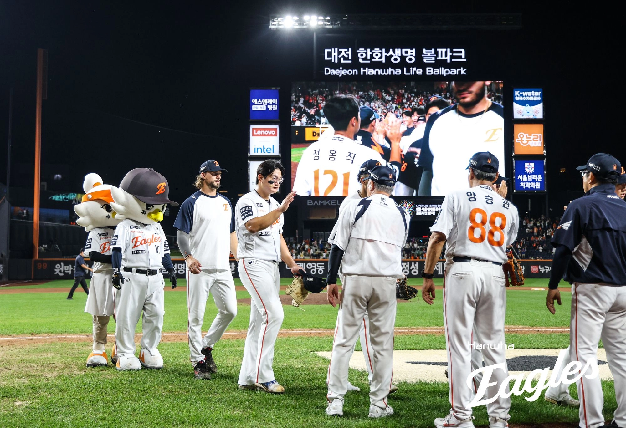15일 키움전 승리 후 기뻐하는 한화 선수들 [한화 이글스 제공.