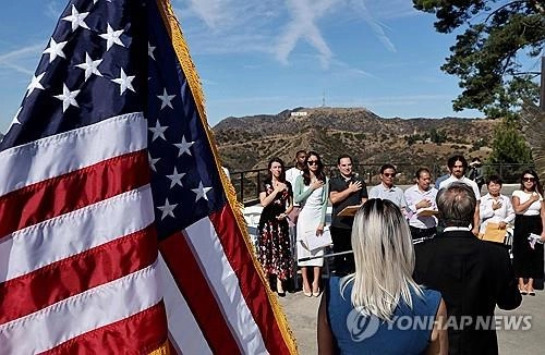  2024년 10월 21일 로스앤젤레스 소재 그리피스천문대에서 열린 귀화 선서식에서 새로 미국 시민이 된 사람들이 충성 맹세를 하고 있다. 2025.9.18.