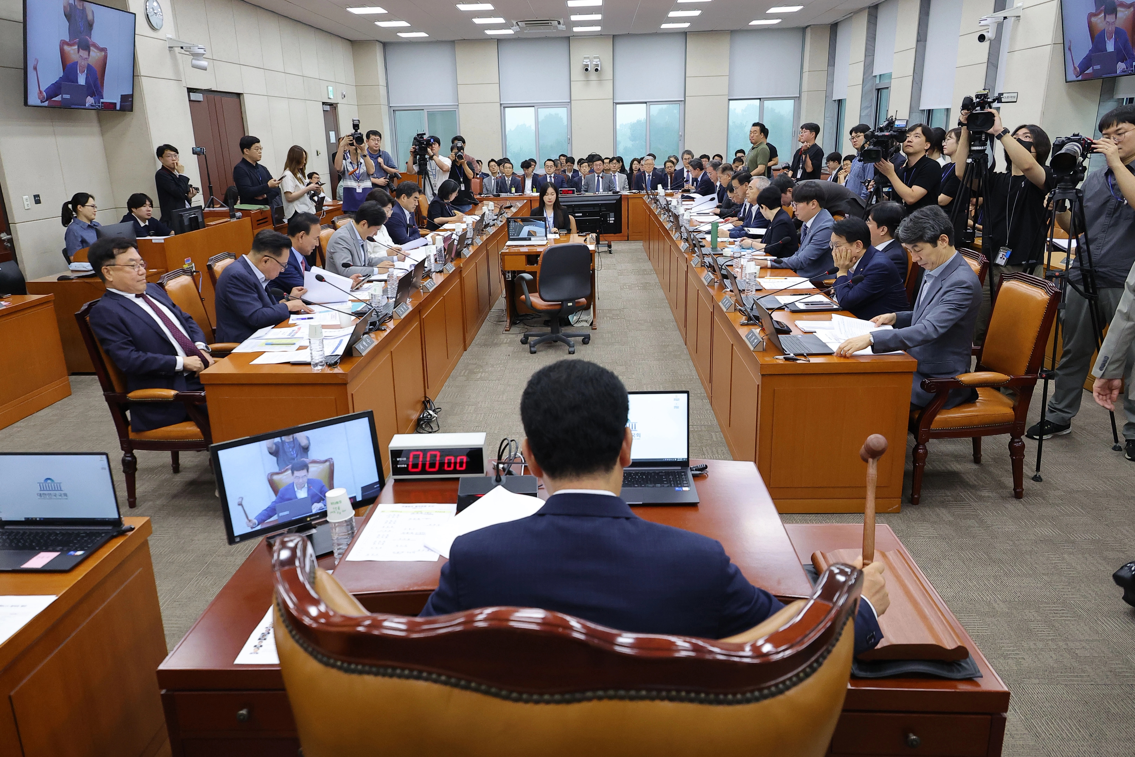  17일 서울 여의도 국회에서 열린 행정안전위원회 전체회의에서 신정훈 위원장이 의사봉을 두드리고 있다. 2025.9.17