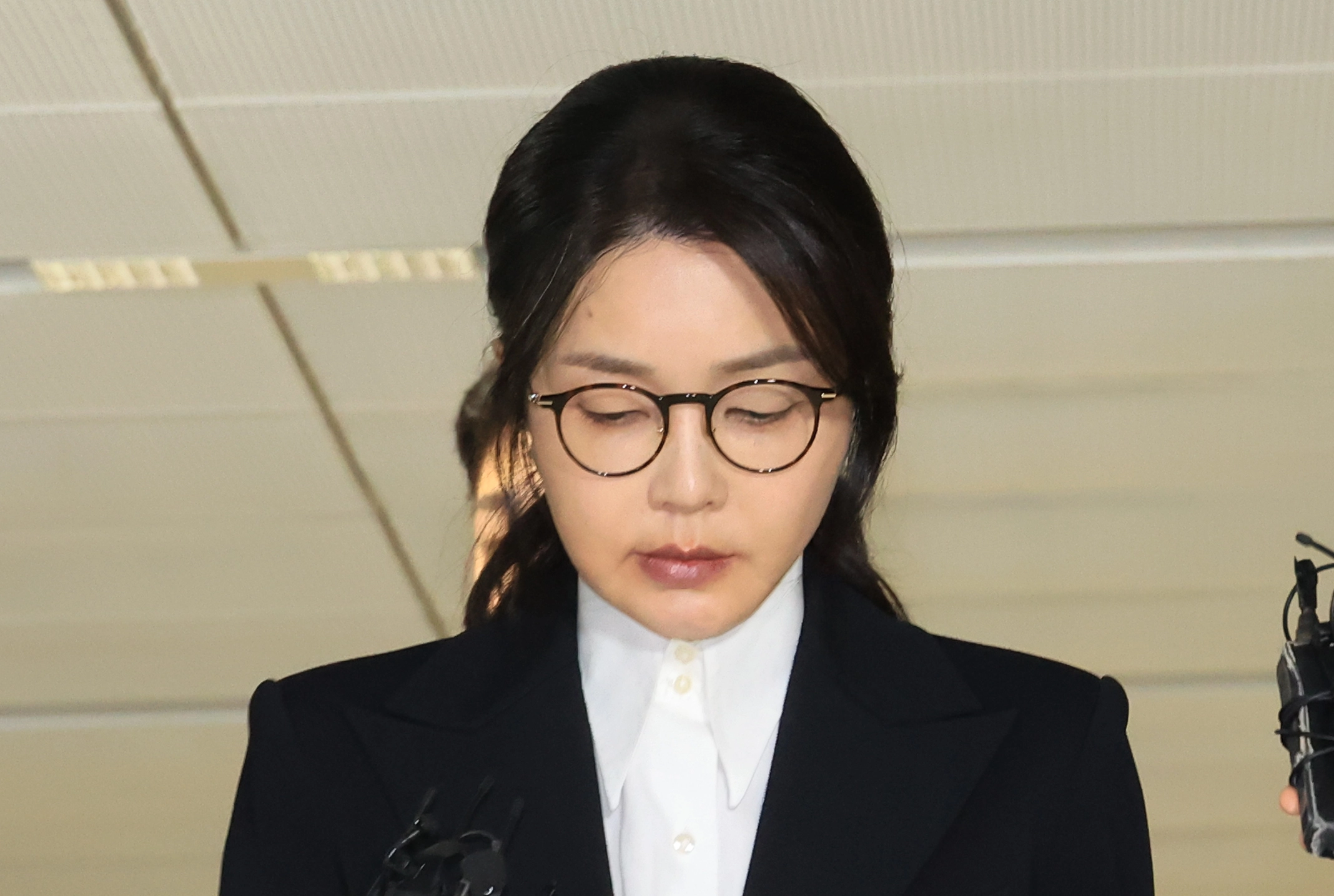 윤석열 전 대통령 부인 김건희 여사가 6일 서울 종로구 KT광화문빌딩 웨스트에 마련된 민중기 특별검사팀에서 피의자 신분으로 조사를 받고 귀가하고 있다. 2025.8.6