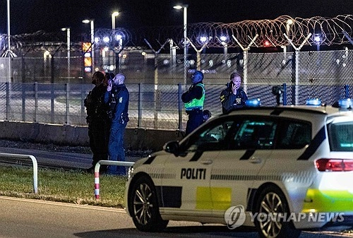 지난 22일 코펜하겐 공항에서 드론 출몰 사건을 조사중인 덴마크 경찰 [AFP 연합뉴스