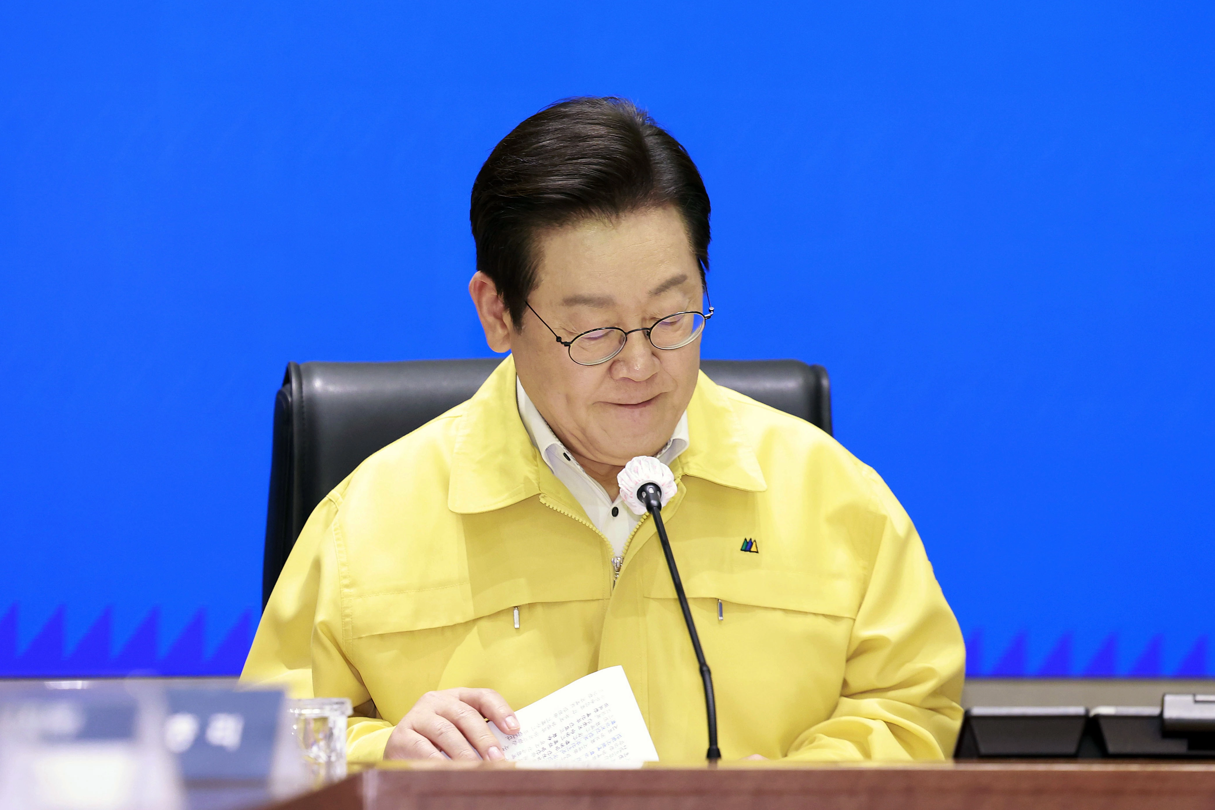 이재명 대통령이 28일 정부서울청사 중앙재난상황실에서 열린 국가정보자원관리원 화재 관련 중앙재난안전대책본부 회의에서 자료를 살펴보고 있다./ 연합뉴스