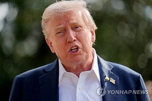 도널드 트럼프 미국 대통령의 지시로 연방검찰이 불기소 방침을 뒤집고 제임스 코미 전 연방수사국(FBI) 국장을 기소한 데 대해 반발이 확산하고 있다.