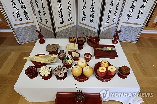 우리나라 소비자 10명 중에서 6명은 이번 추석 차례상을 차리지 않기로 한 것으로 나타났다.