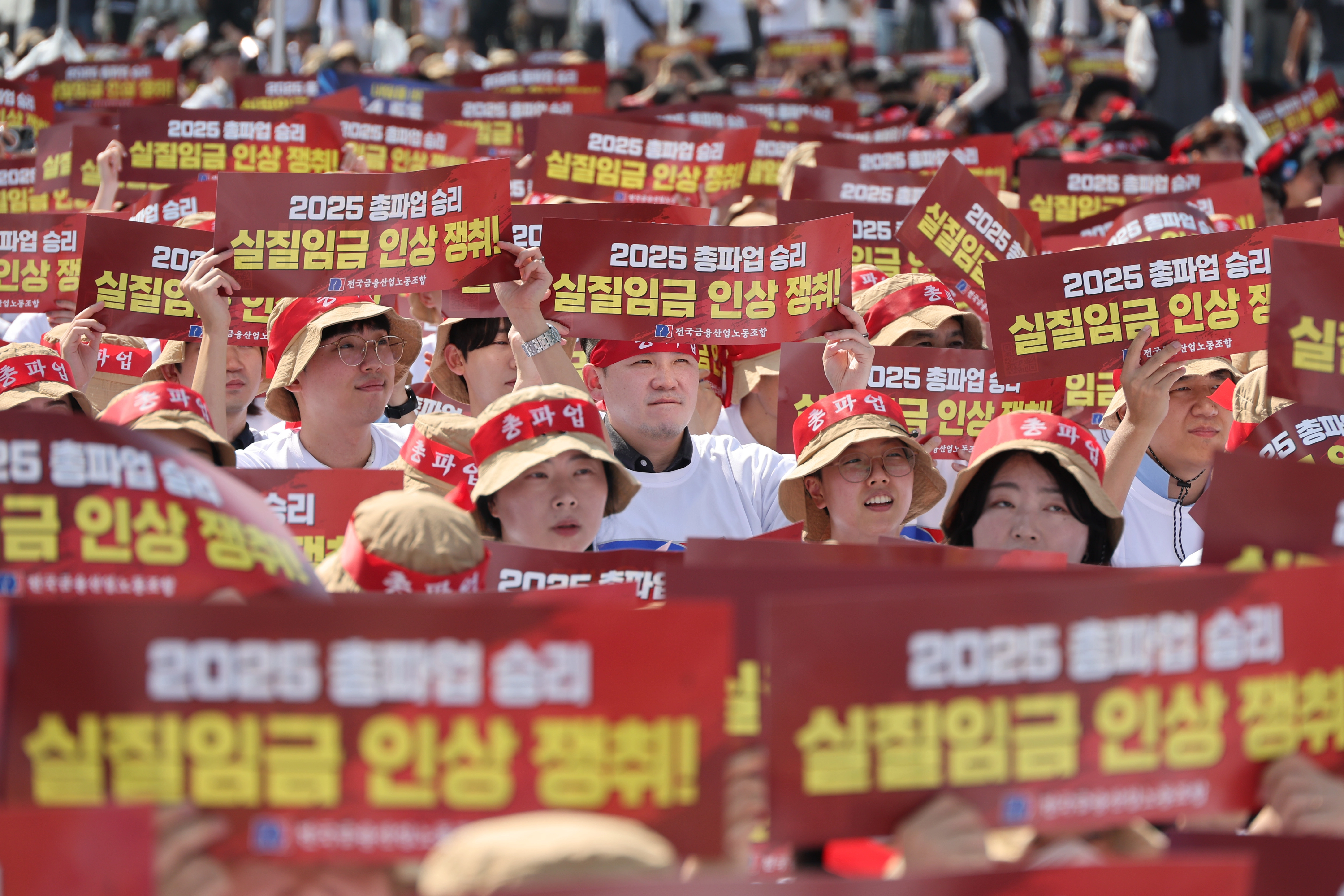 금융권에 따르면 전국금융산업노동조합(금융노조)과 금융산업사용자협회는 2일 오후 산별교섭을 통해 ▲금요일 1시간 단축근무 ▲임금 3.1% 인상 등을 포함한 잠정 합의안을 마련했다.