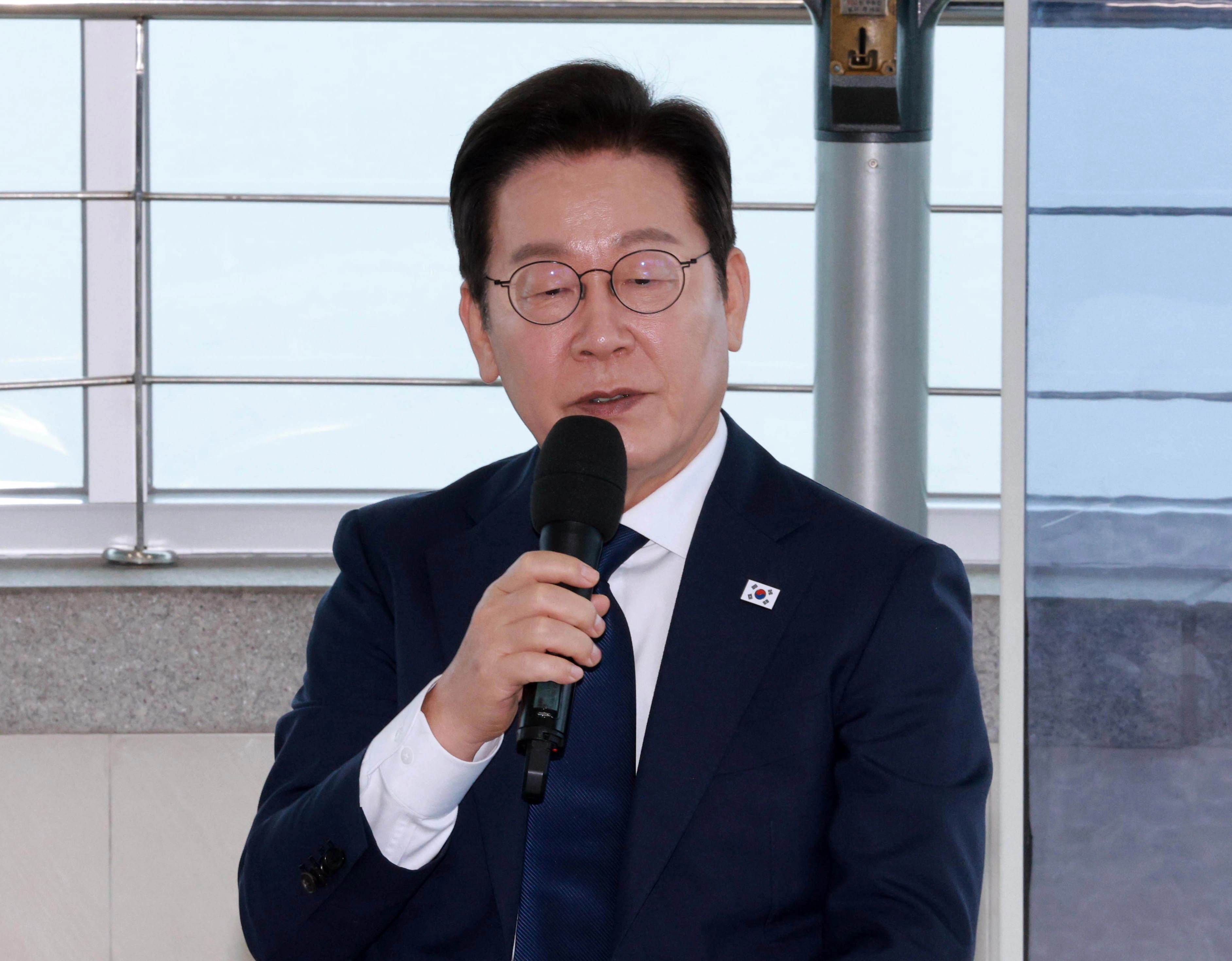  이재명 대통령이 추석 연휴 첫날인 3일 인천 강화군 강화평화전망대에서 진행된 실향민들과의 대화에서 발언하고 있다. 2025.10.3
