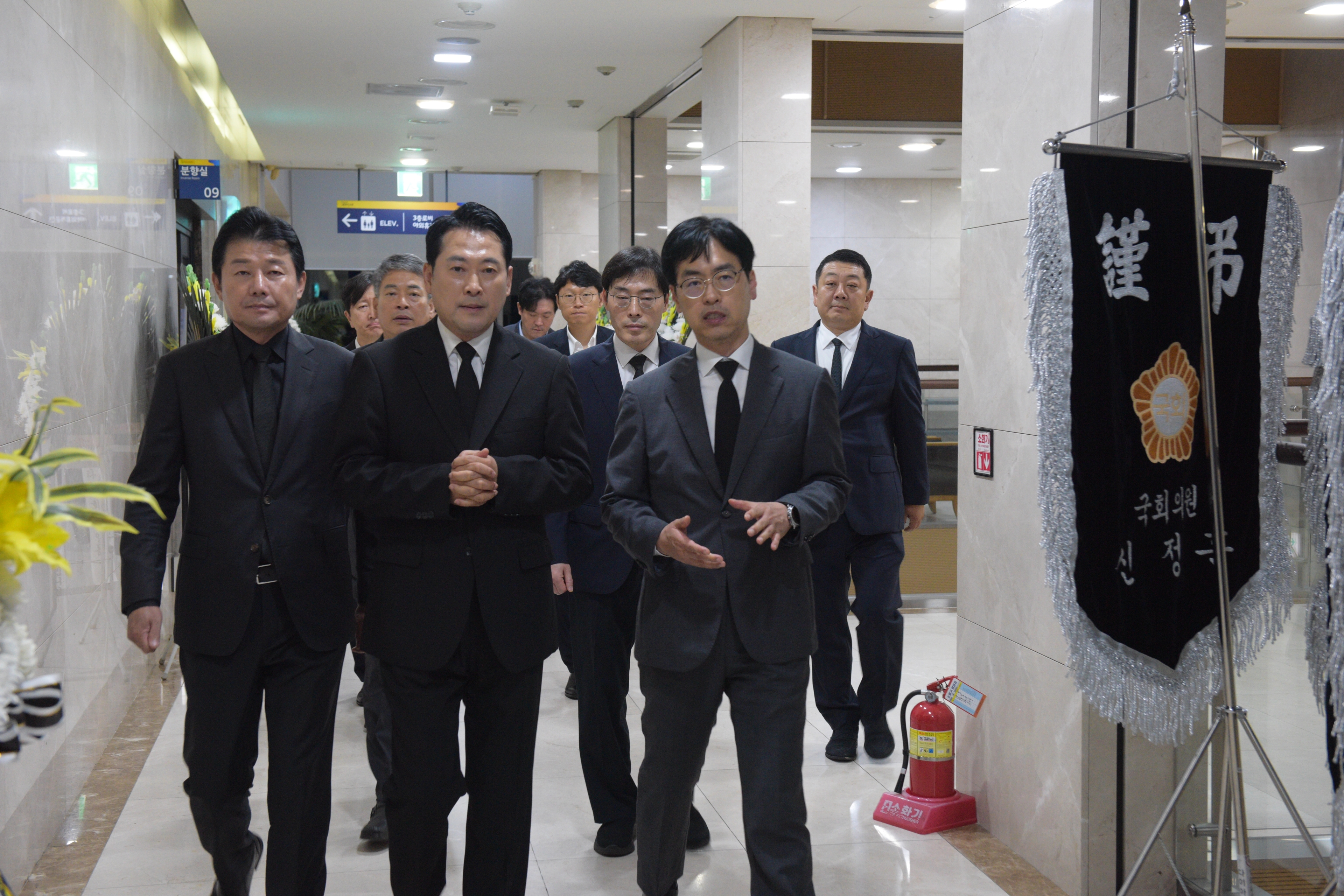 장동혁 국민의힘 대표가 4일 오후 세종시 한 장례식장에 마련된 국가전산망 장애 업무를 담당하다가 극단적인 선택을 한 행정안전부 공무원의 빈소에 들어서고 있다. [세종시 제공. 