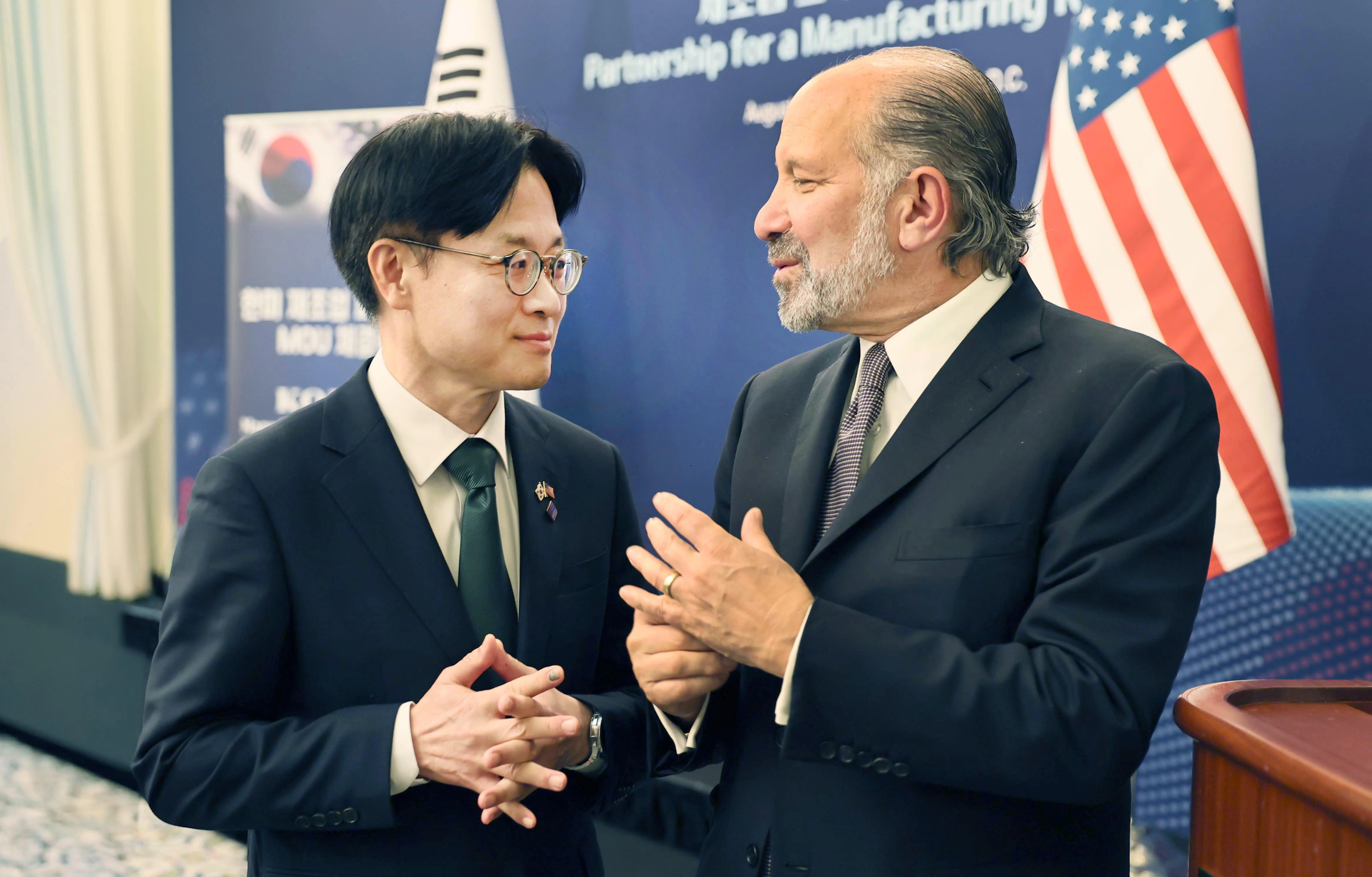 김정관 산업통상자원부 장관이 25일(현지시간) 미국 워싱턴 DC 월라드 인터콘티넨탈호텔에서 열린 한미 제조업 파트너십 양해각서(MOU) 체결식에서 하워드 러트닉 미국 상무부 장관과 대화하고 있다. 2025.8.26 [산업통상자원부 제공.