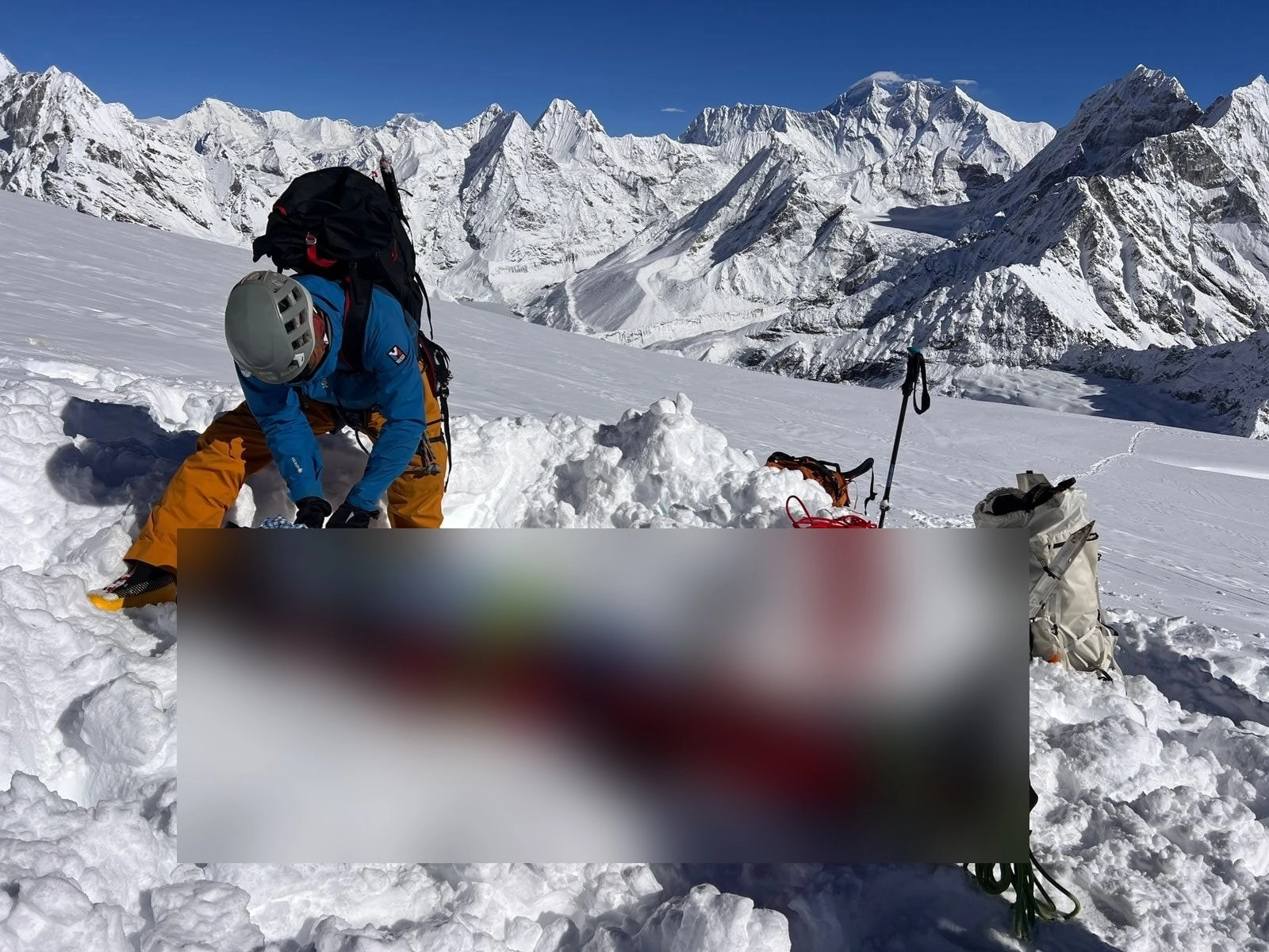 6일(현지시간) 네팔 동부 메라피크봉(6천476m) 일대에서 구조대가 한국인 등산객의 시신을 수습하는 모습. 2025.10.07 [네팔전국산악안내인협회(NNMGA) 페이스북 캡처