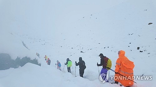 2025년 10월 5일 중국 티베트 자치구의 히말라야 산맥 지역에 폭설과 폭우가 내림에 따라 등반객들이 캠프장을 빠져나가 대피하는 영상 화면 캡처. [제3자 제공 이미지. 크레딧 원문 그대로 표시 필수. 재판매 및 DB 금지.] (Geshuang Chen/Handout via REUTERS, MANDATORY CREDIT ) 2025.10.6.