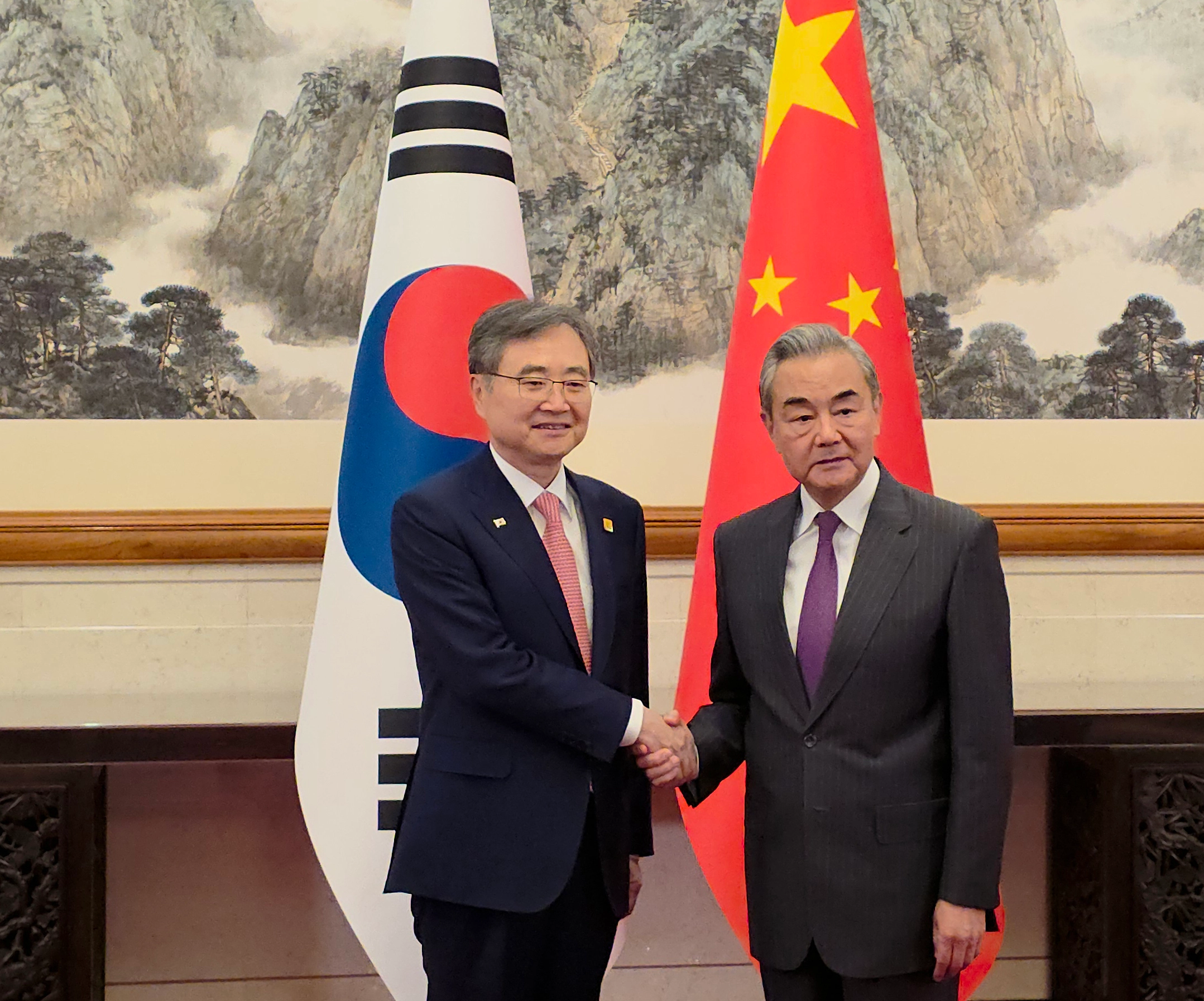 17일 오후 중국 베이징 댜오위타이국빈관에서 조현 외교장관과 왕이 중국 외교부장이 만나 악수를 하며 기념촬영하고 있다. 2025.9.17 