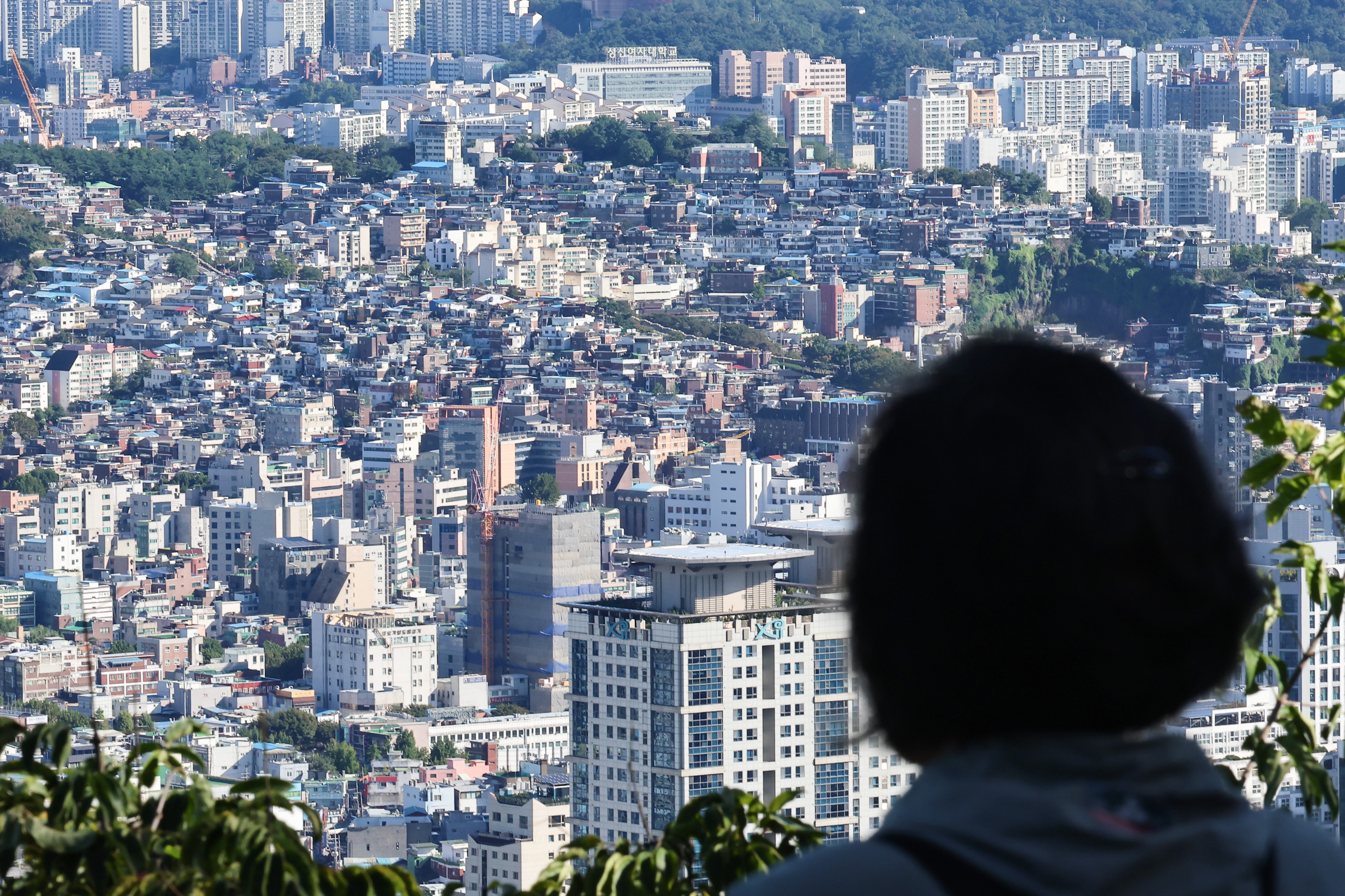 8일 한국부동산원에 따르면 지난달 다섯째 주(9월29일 기준) 서울 아파트 매매가격은 직전 주 대비 0.27% 올랐다. 이같은 오름세 지속을 막기 위해 정부가 추석 연휴가 끝난 뒤 가격 상승률 확대 폭이 큰 지역을 투기과열지구나 조정대상지역으로 지정할 가능성이 크다는 관측이 나온다. 2025.10.8
