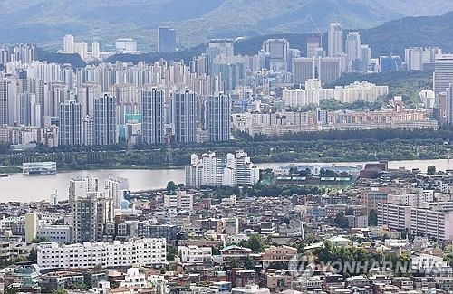 한강을 낀 서울 아파트 단지 전경