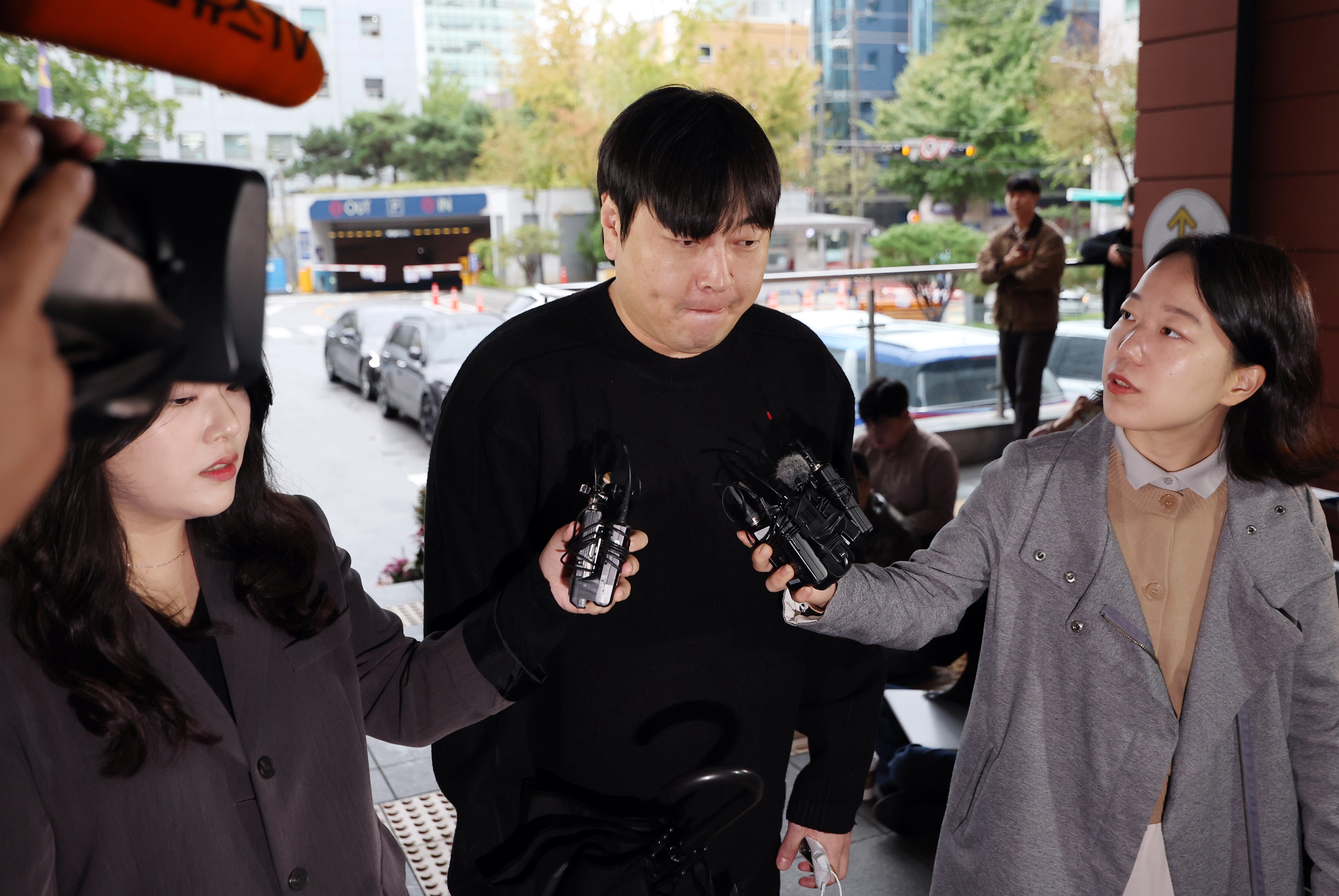 음주운전 혐의로 물의를 빚은 개그맨 이진호(39)의 여자친구가 숨진 채 발견됐다.