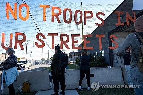 미국 일리노이주 시카고에 군을 투입하라는 도널드 트럼프 대통령의 명령에 연방법원이 일단 제동을 걸었다.