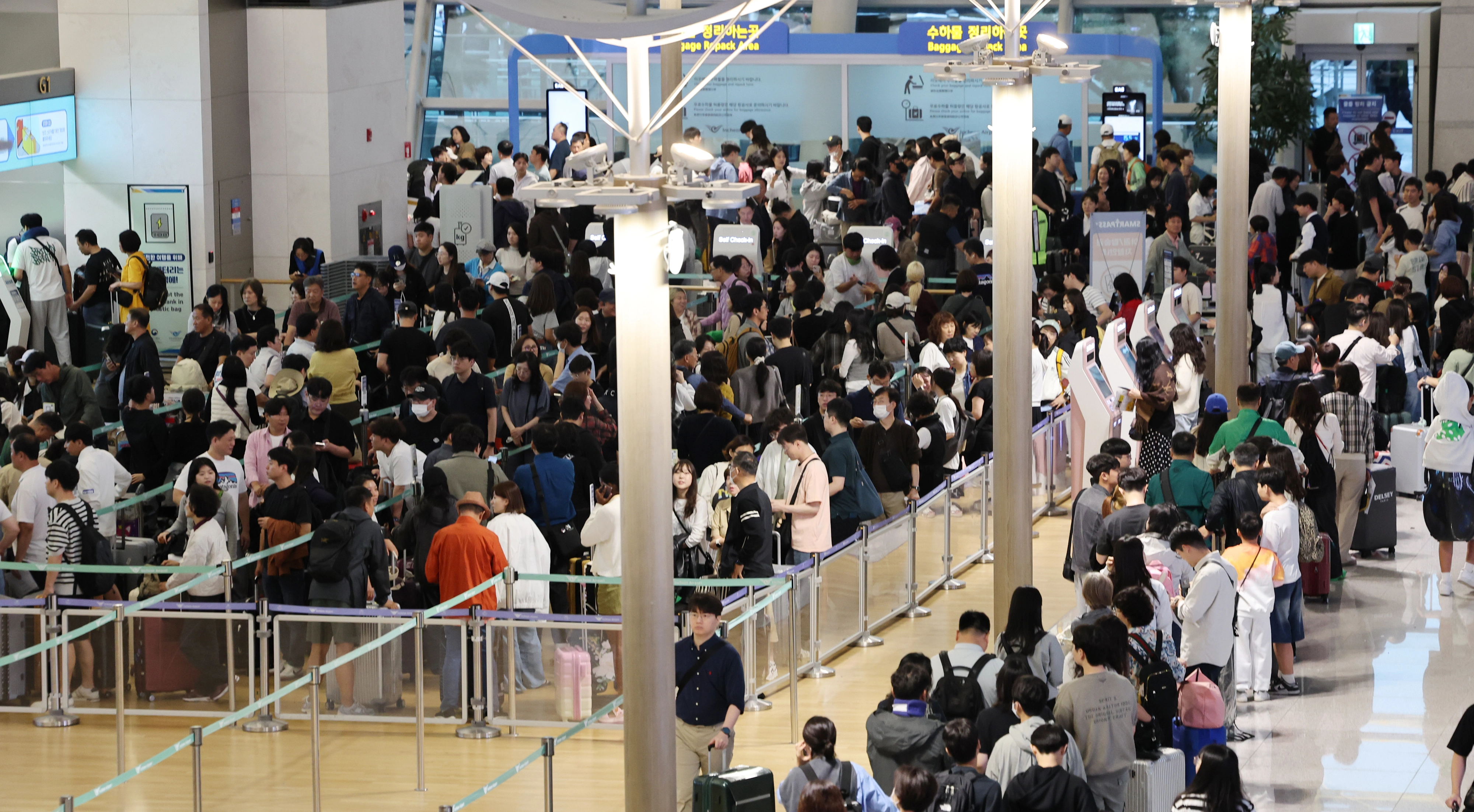  추석 연휴 첫 날인 3일 인천국제공항 제1여객터미널에서 여행객들이 탑승 수속을 위해 줄을 서고 있다. 2025.10.3