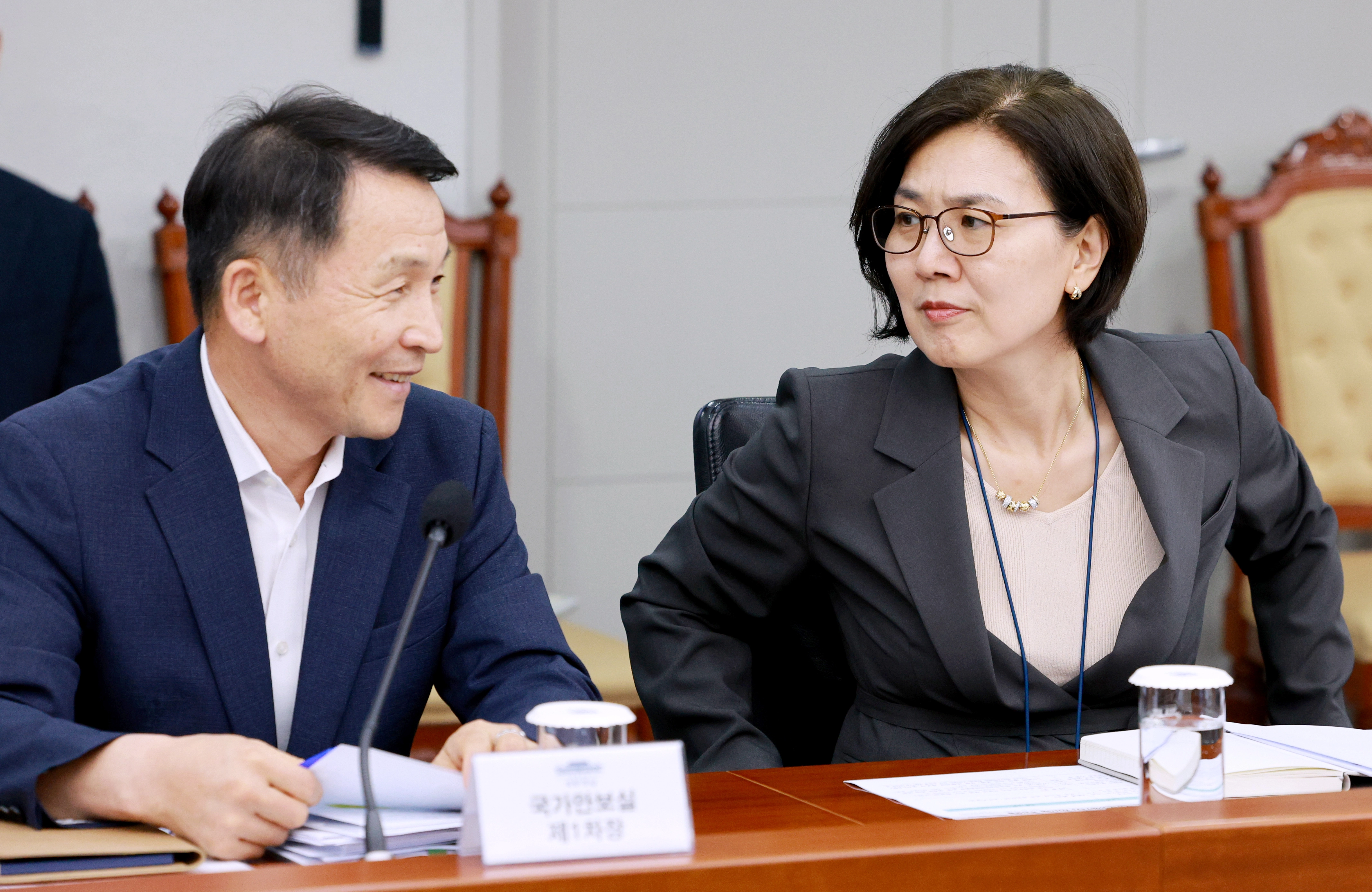  김현종 국가안보실 안보1차장(왼쪽)과 오현주 안보3차장이 24일 서울 용산 대통령실 청사에서 열린 5차 수석·보좌관 회의에 참석해 회의 시작 전 대화하고 있다. 2025.7.24 [대통령실통신사진기자단]